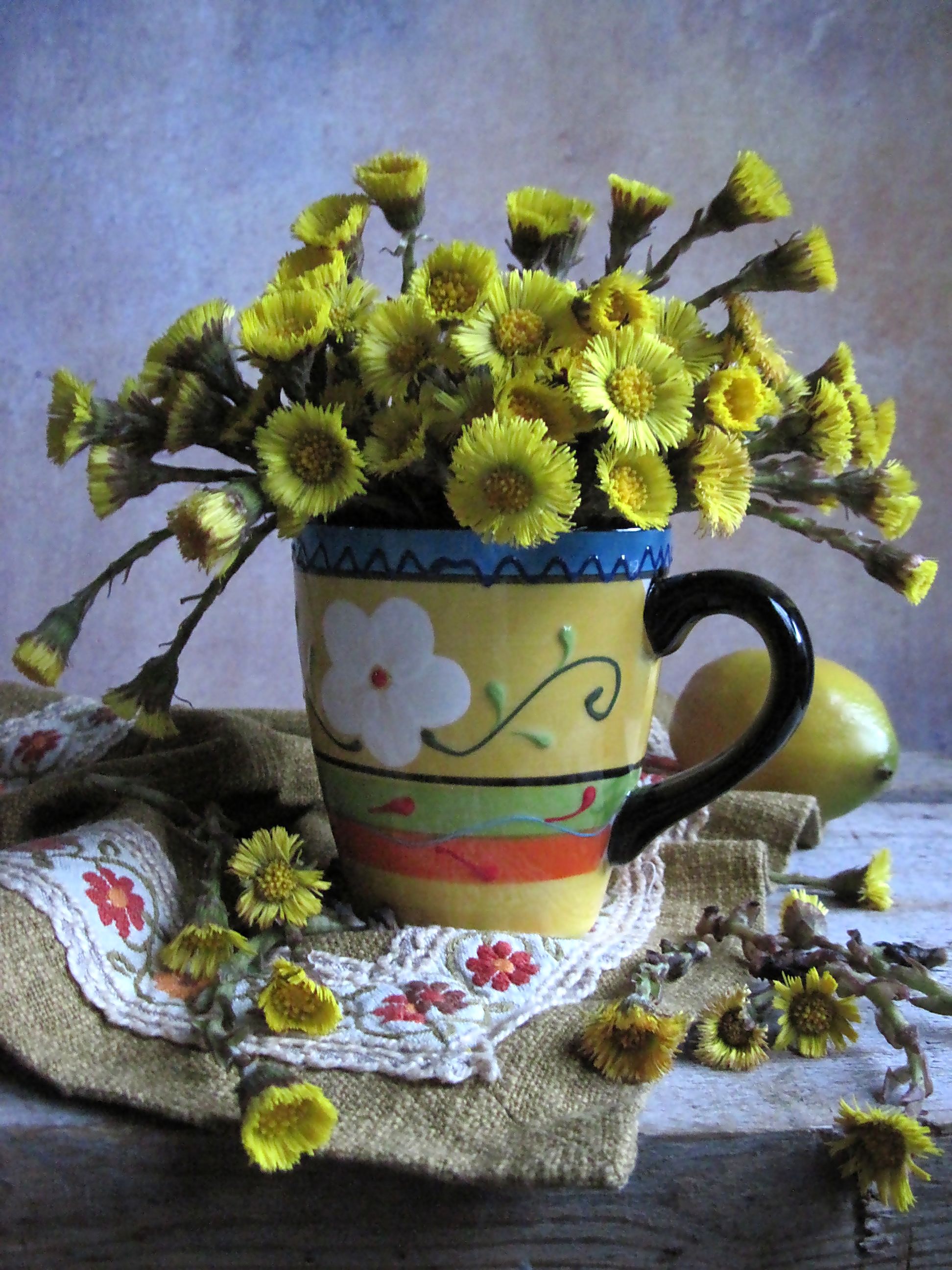 цветы, букет, мать-и-мачеха, лимон, кружка, салфетка, весна, Наталия Тихомирова