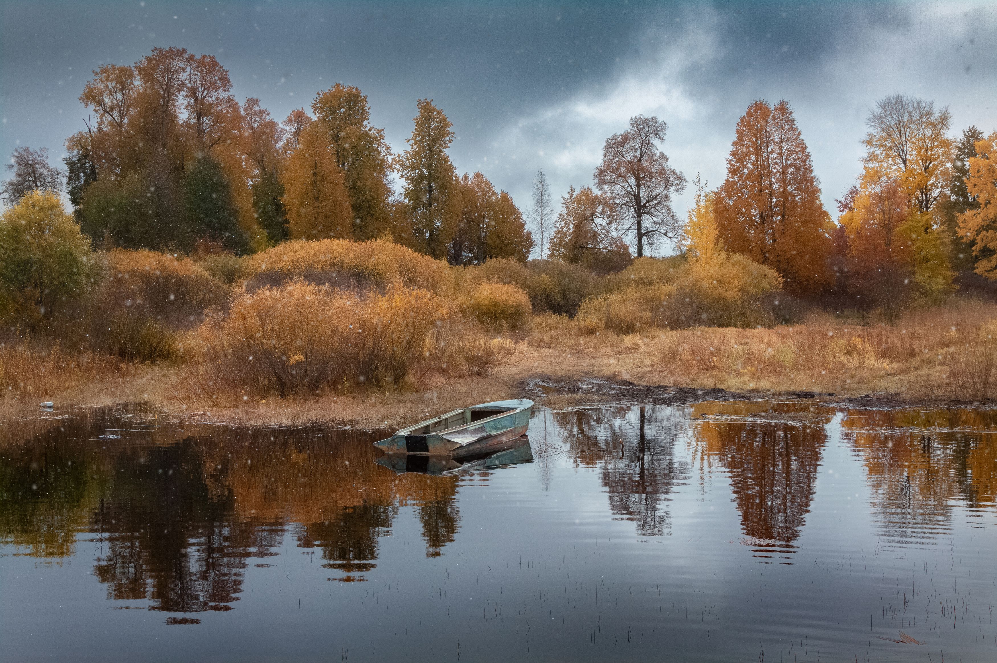 autumn nature cloud snow foliage reflection осень снег пасмурно отражение лодка, Светлана Холодняк