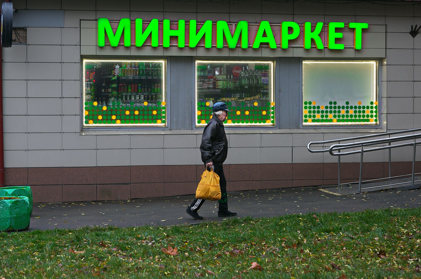 дата 11.11.22, городские картинки, цвет зеленый, уличное фото, Vera Trandina