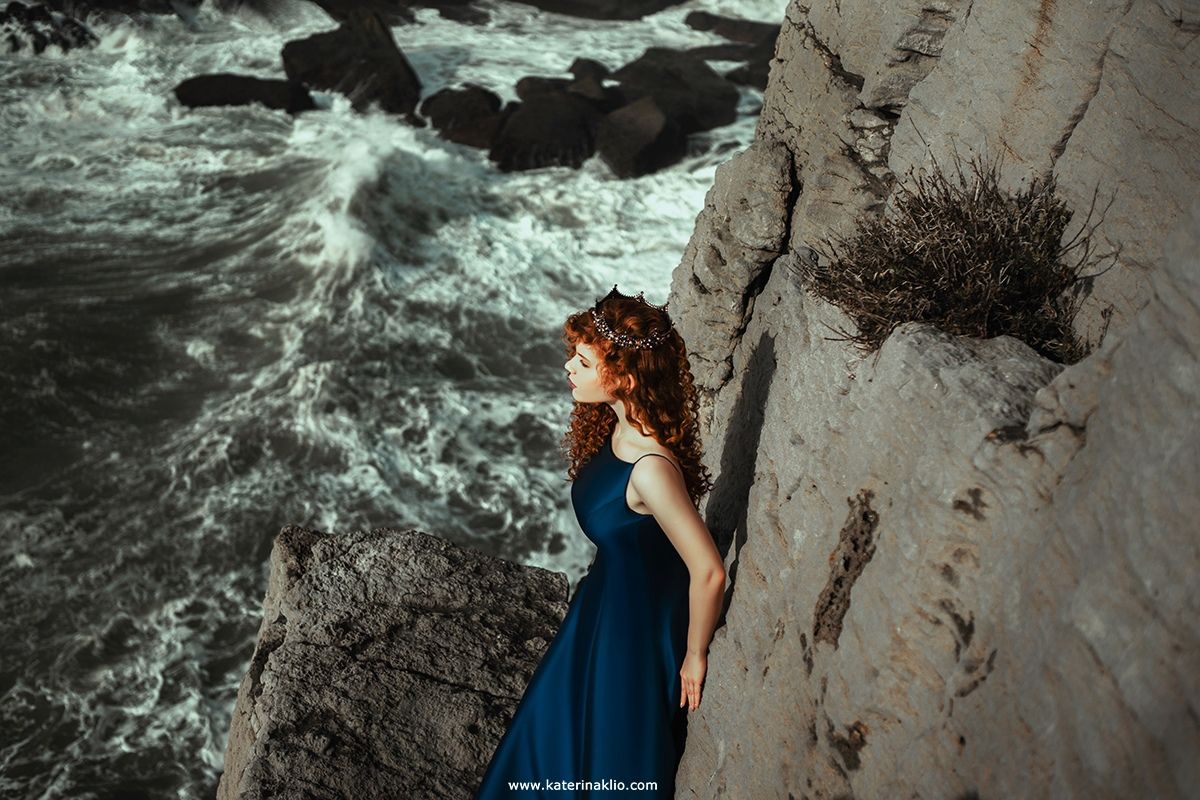 sea, ocean, waves, blue, princess, queen, crown, rocks, mood, ginger, red head, woman, wind, feel, lonely, Assol, red wings, Катерина Клио