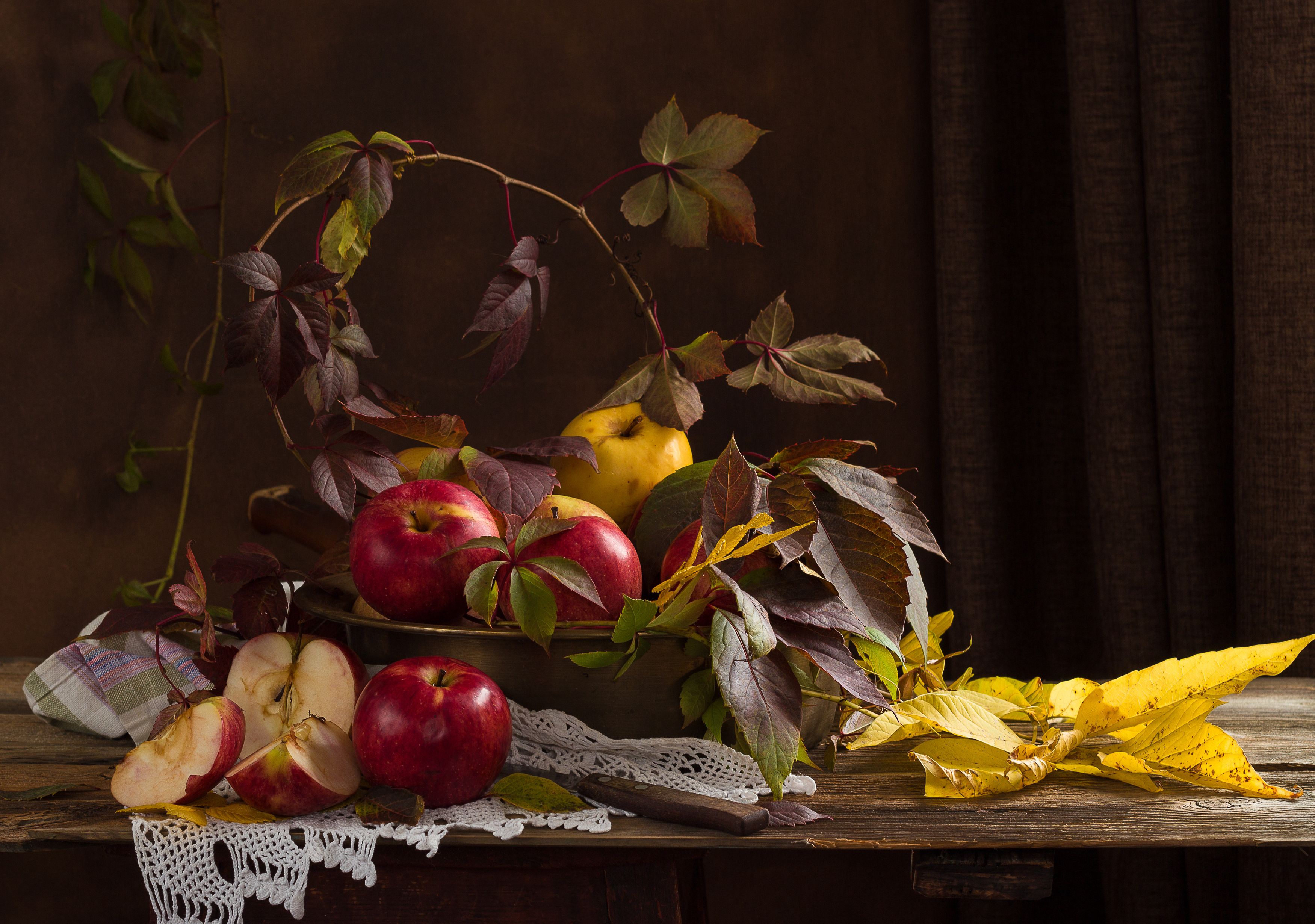 яблоки, виноградные листья, осень, Elena Hvojnova