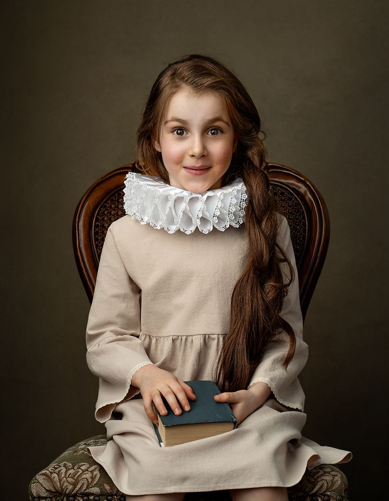 портрет девочки с книгой в воротнике фреза, Владимирова Оксана