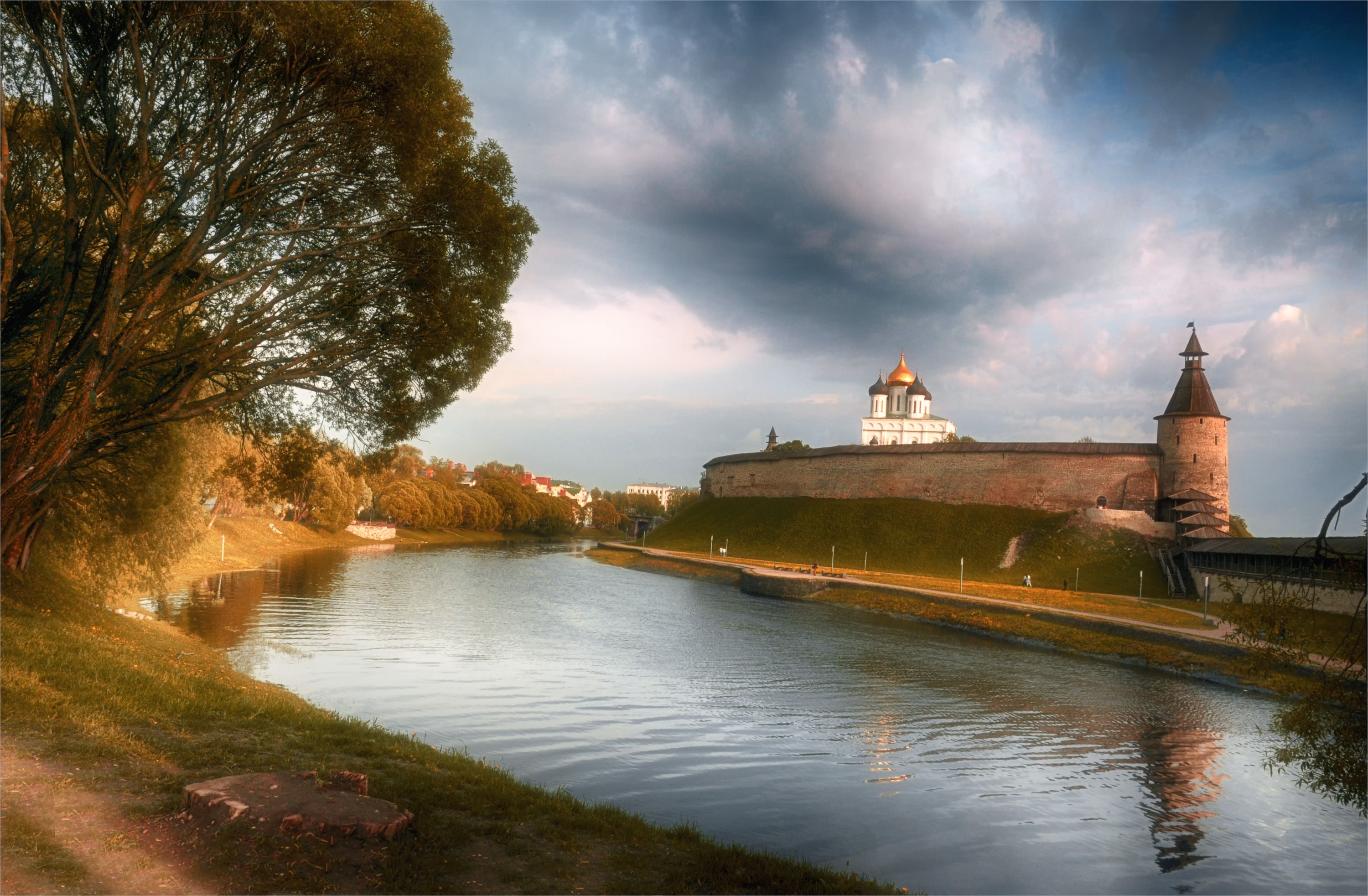 храм башня стена река дерево, Вера Петри