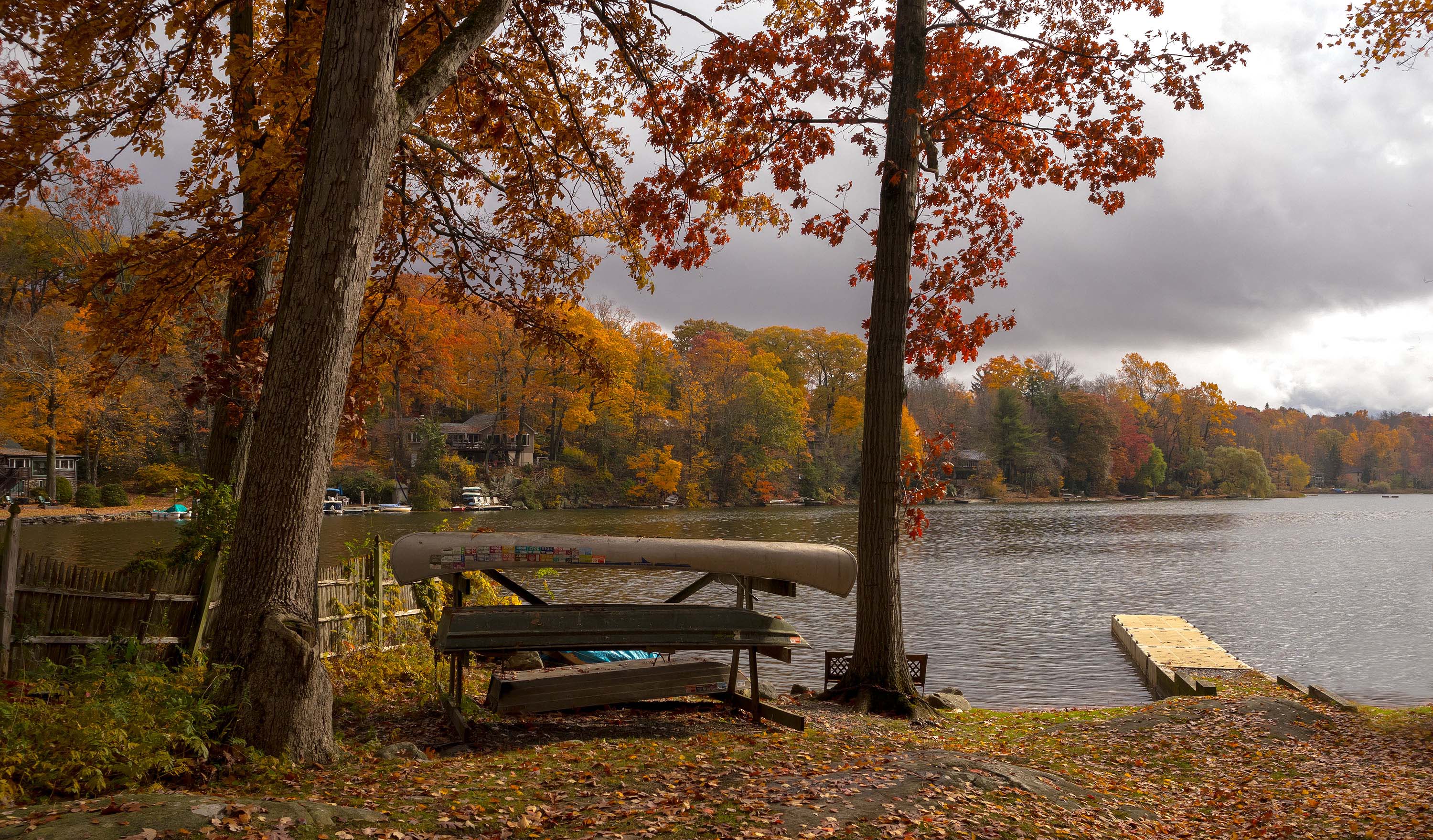природа,осень,пейзаж,деревья,отражения,озеро,вода,листья,лодки,, Антонина Яновска