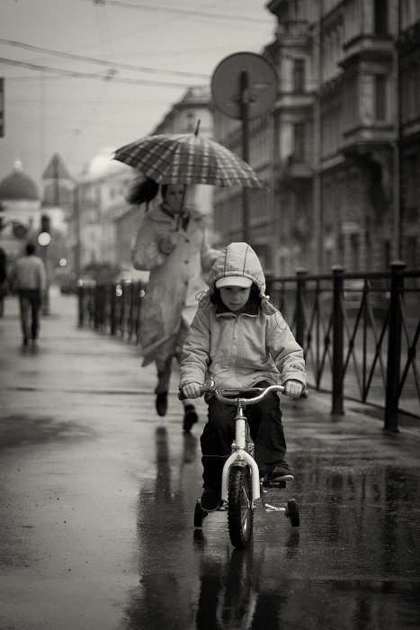 мальчик, мама, велосипед, ребенок, сын, женщина, улица, жанр, ситуация, бег, кататься, крутить, азарт, догнать, подождать, дождь, зонт, dyadyavasya, Дмитрий Шамин