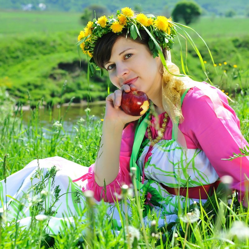 лето, девушка, яркие краски, воля, взгляд, яблоко, народный костюм, Olga Panteleeva
