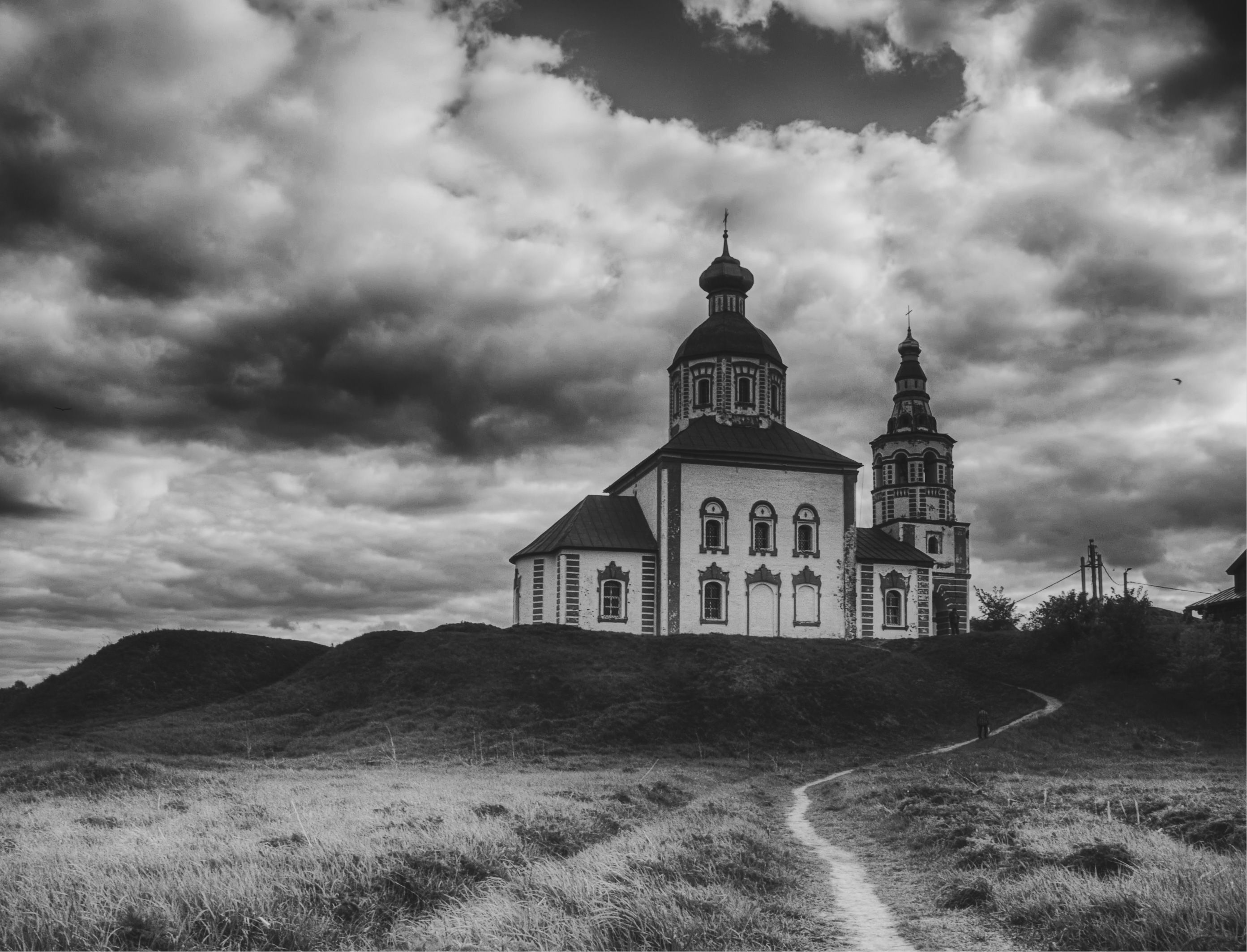 церковь колокольня тропинка облака человек, Вера Петри