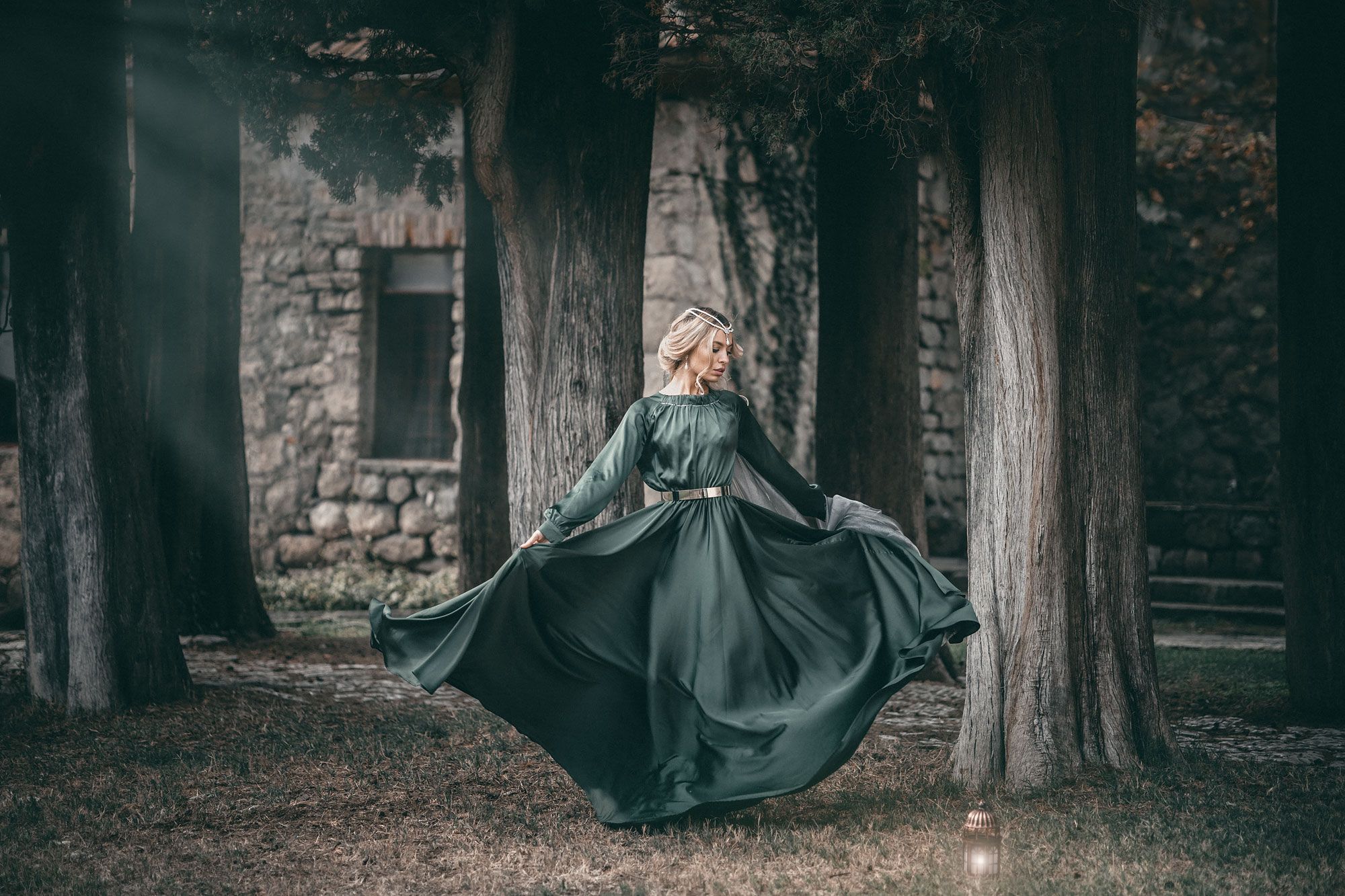 девушка принцесса средневековье сказка замок зеленое платье история фантазия летящее платье шлейф, Ирина Мухина