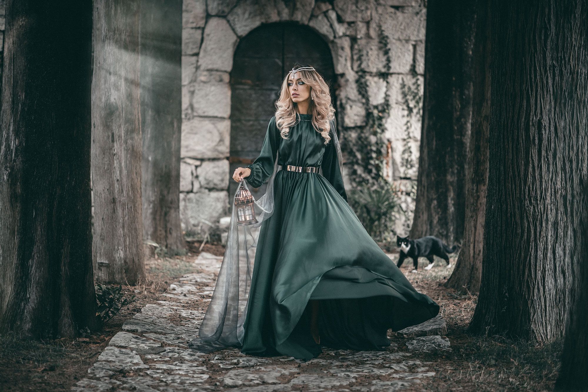 девушка принцесса средневековье сказка замок зеленое платье история фантазия летящее платье шлейф, Ирина Мухина