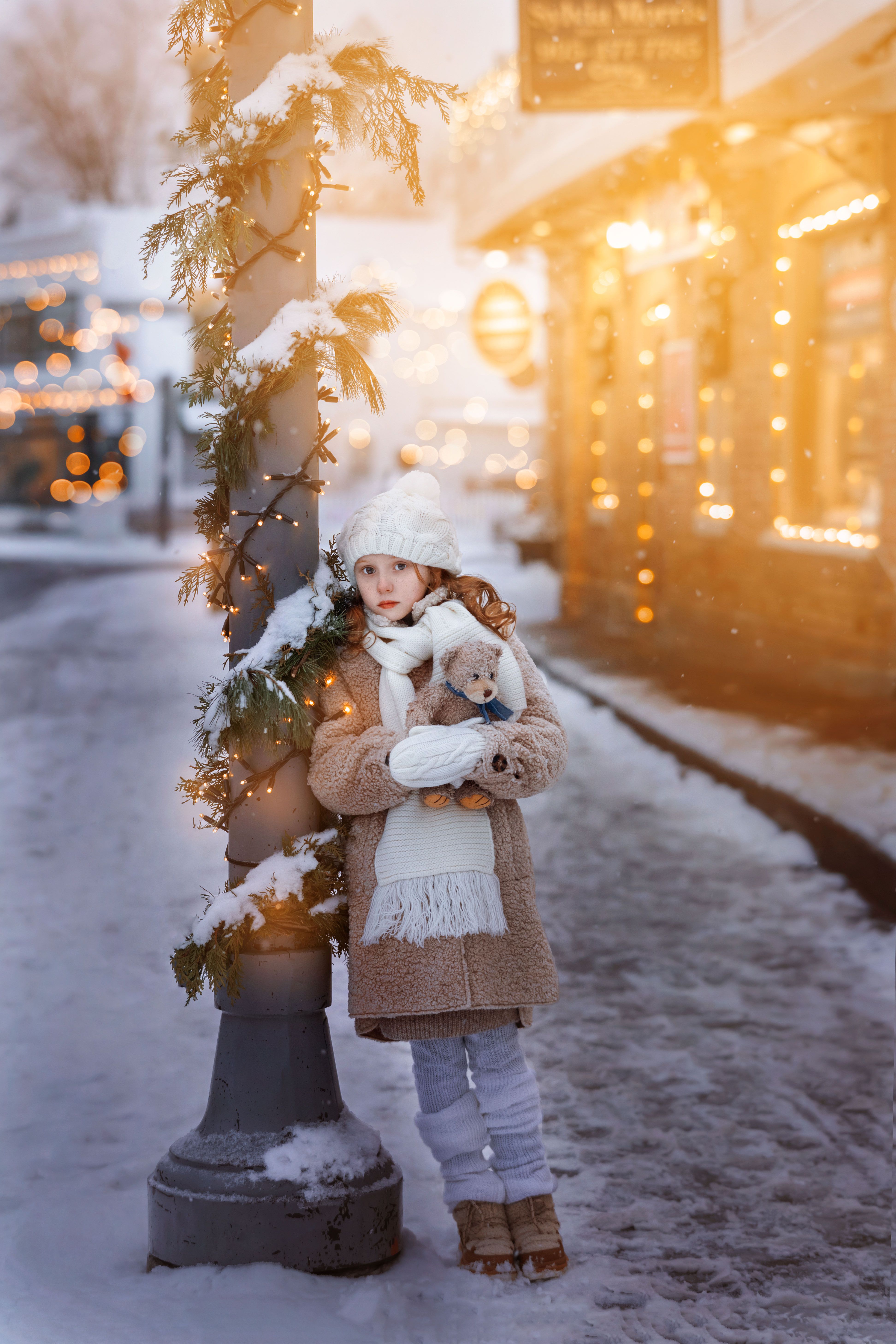 #christmas #christmaspresent #family #winter #outdoor #night #toronto #girl #kids #teddybear #childhood #street, Irina Kornienko