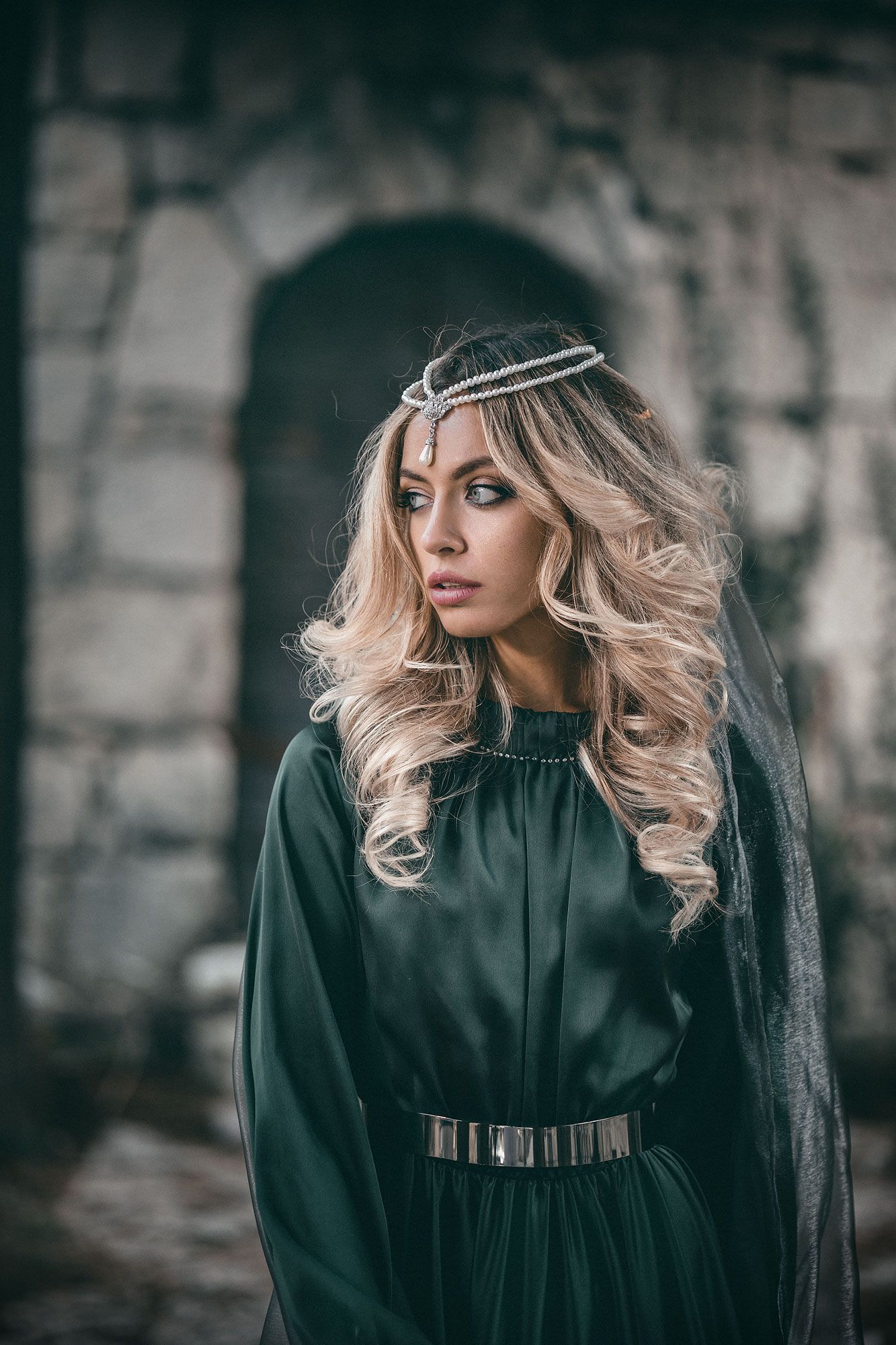 девушка принцесса средневековый замок фантазия история зеленое платье корона шлейф , Ирина Мухина
