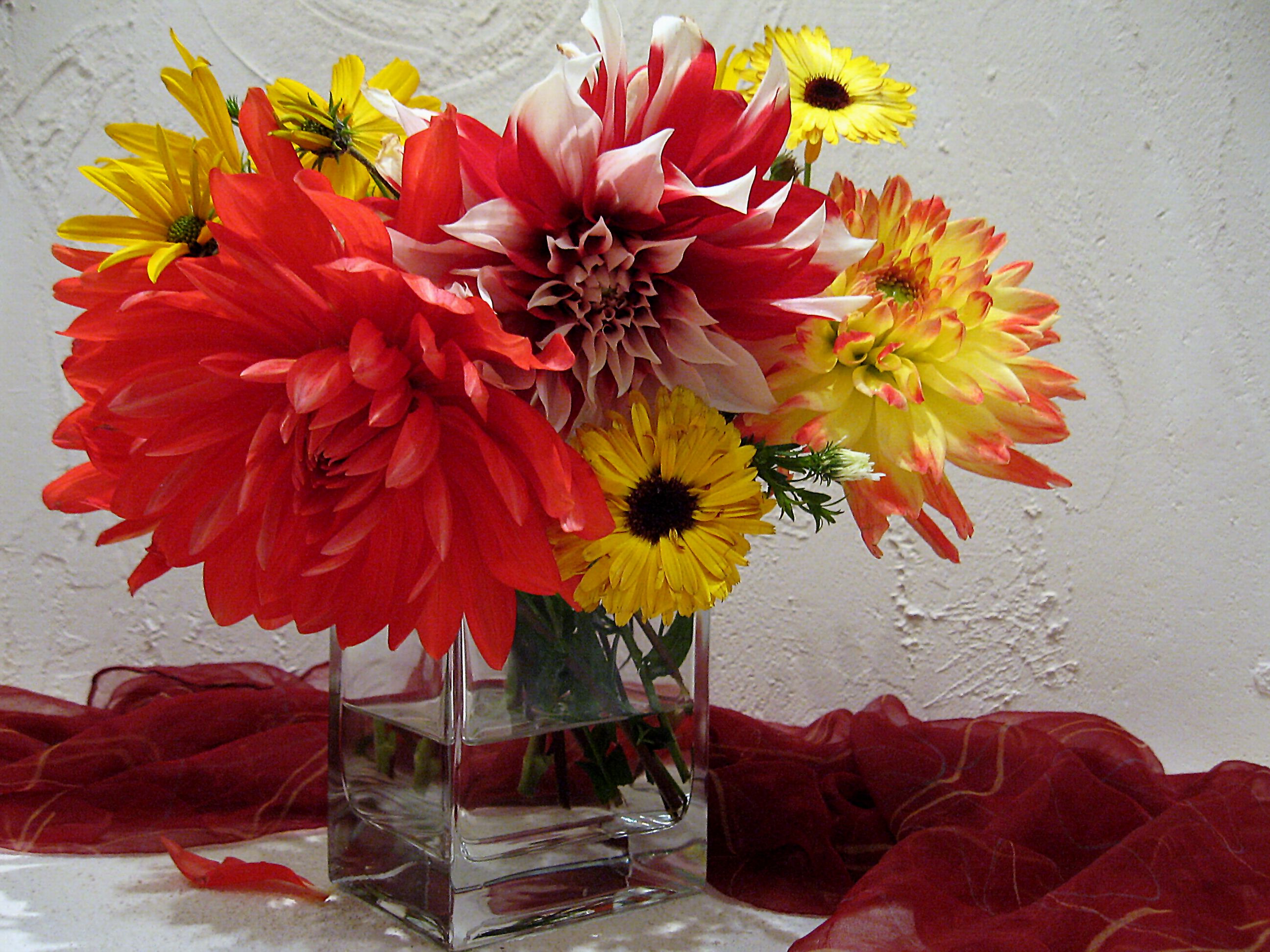 цветы, букет, георгины, ноготки, календула, ваза, стекло, шарф, Наталия Тихомирова