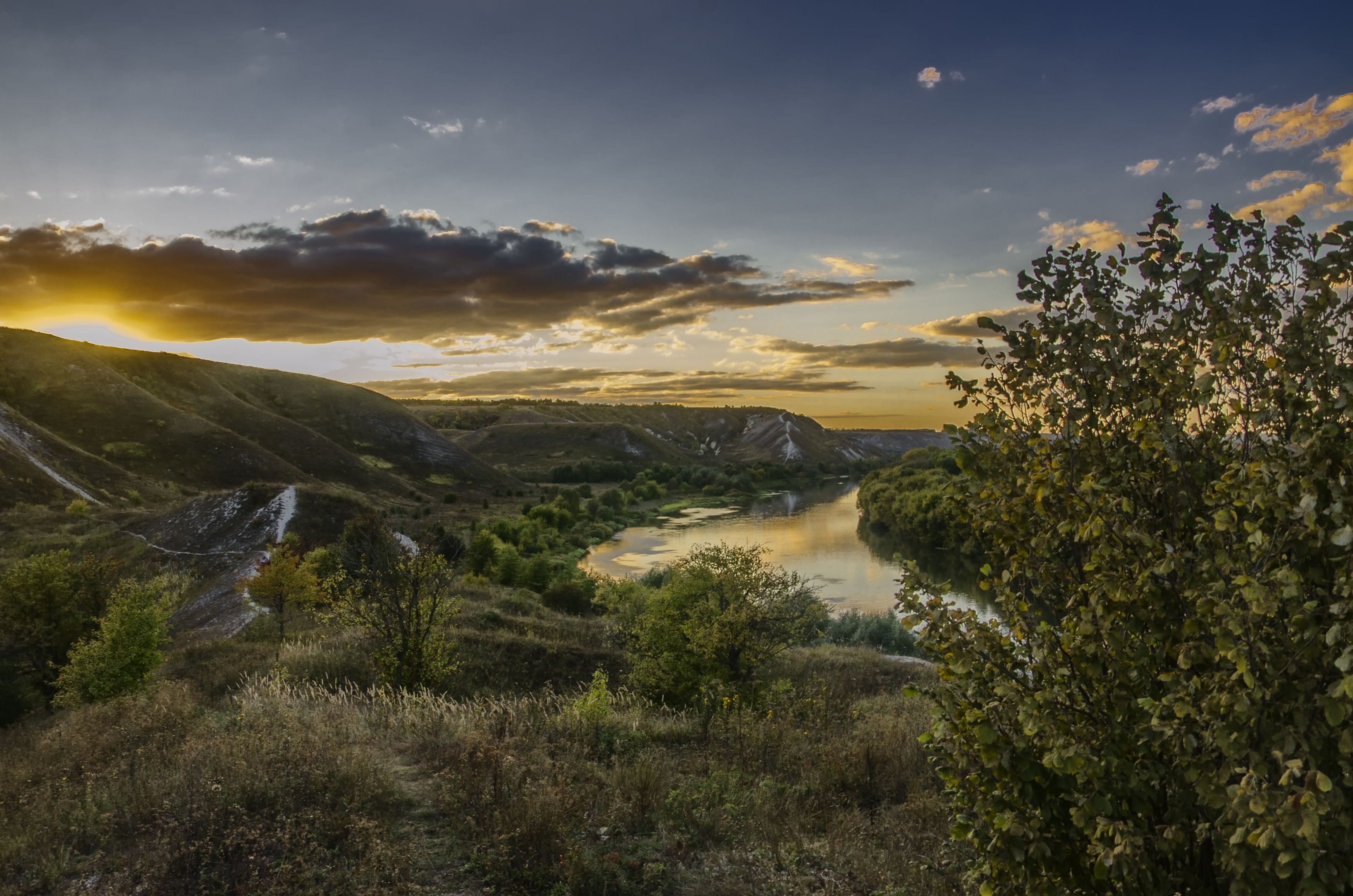 Закат на реке Дон. Фотограф Александр Березуцкий