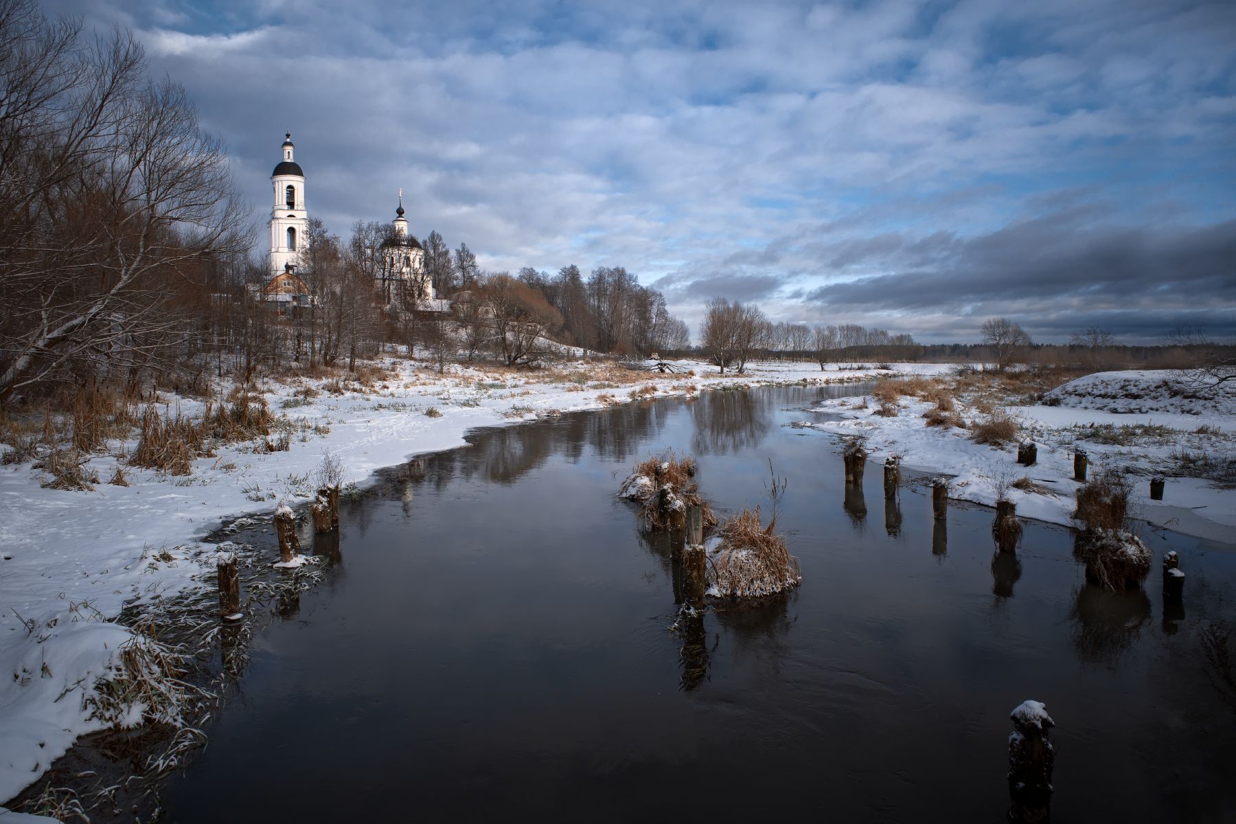 зима,река,берег.снег,церковь,небо,облака,отражение, Виталий Полуэктов