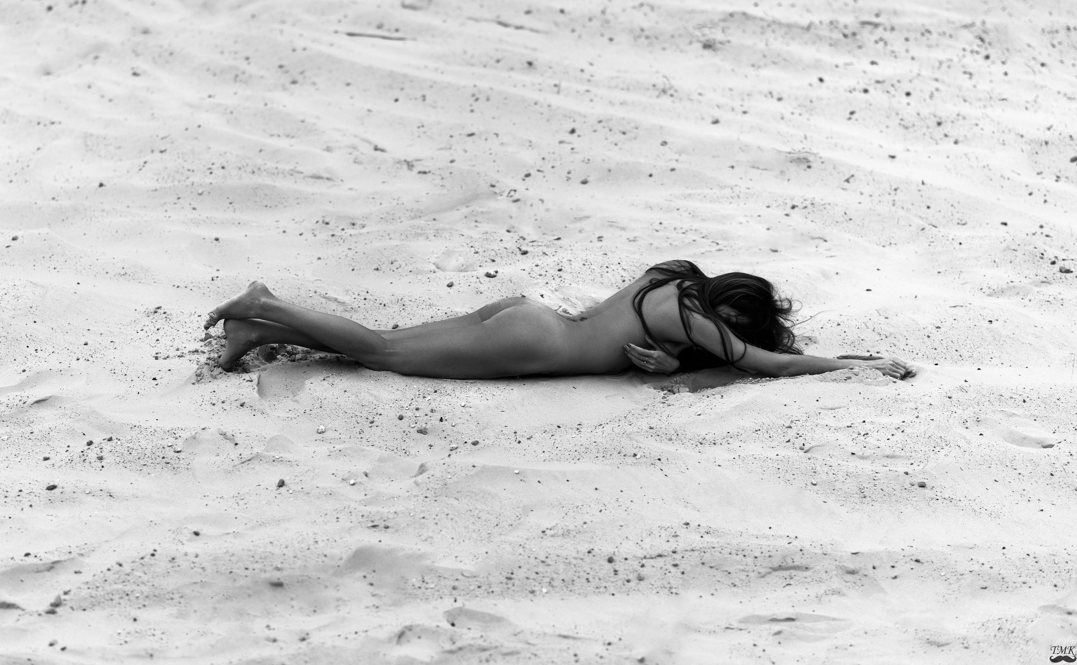 bw, black and white, monochrome, moody, sand, woman, body, people, fineart, Tomas Masoit