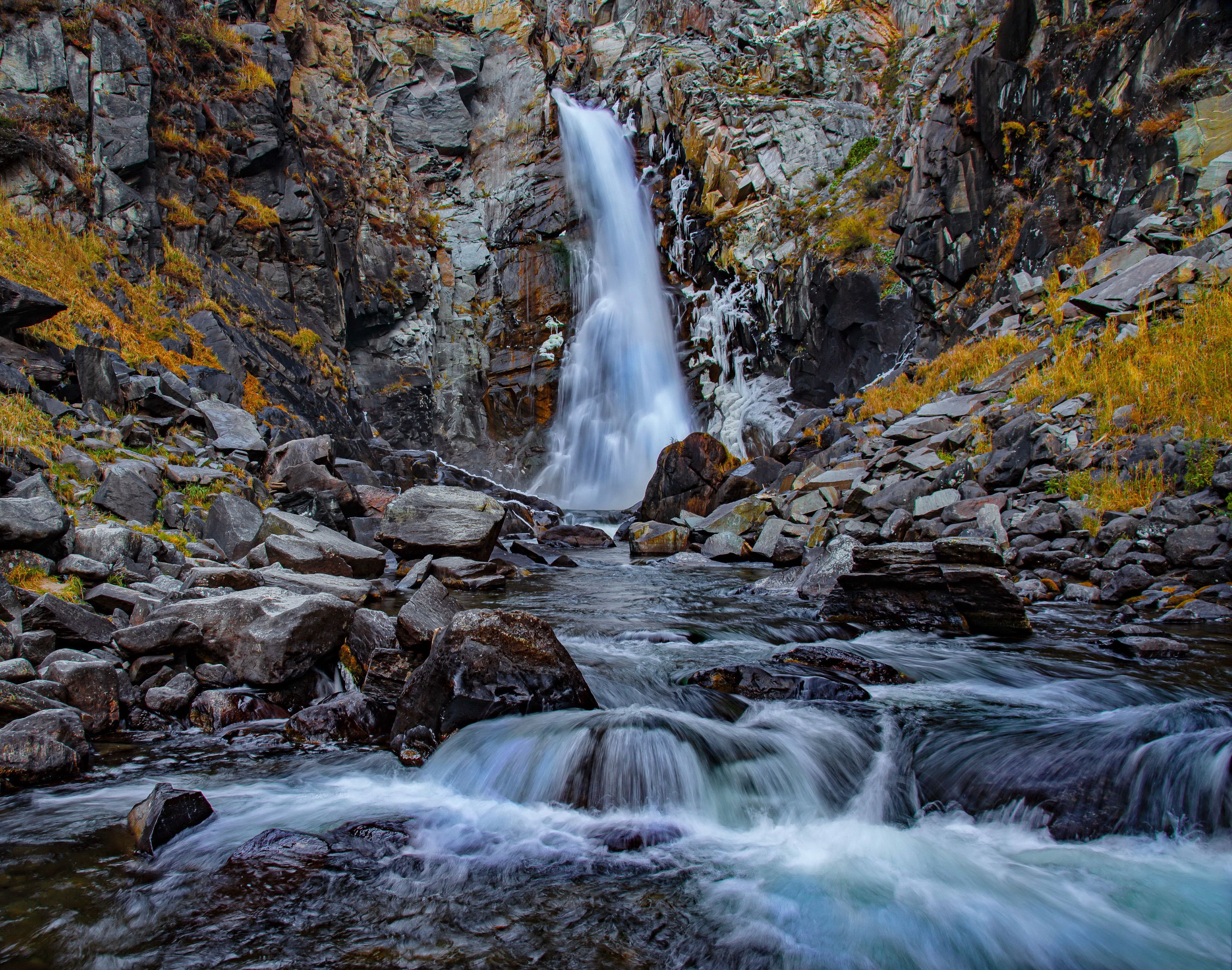 Водопад куркуре горный алтай где находится. Водопад Куркуре. Водопад Куркуре горный Алтай. Водопад Куркуре Алтай апрель. Водопад Куркуре осенью.