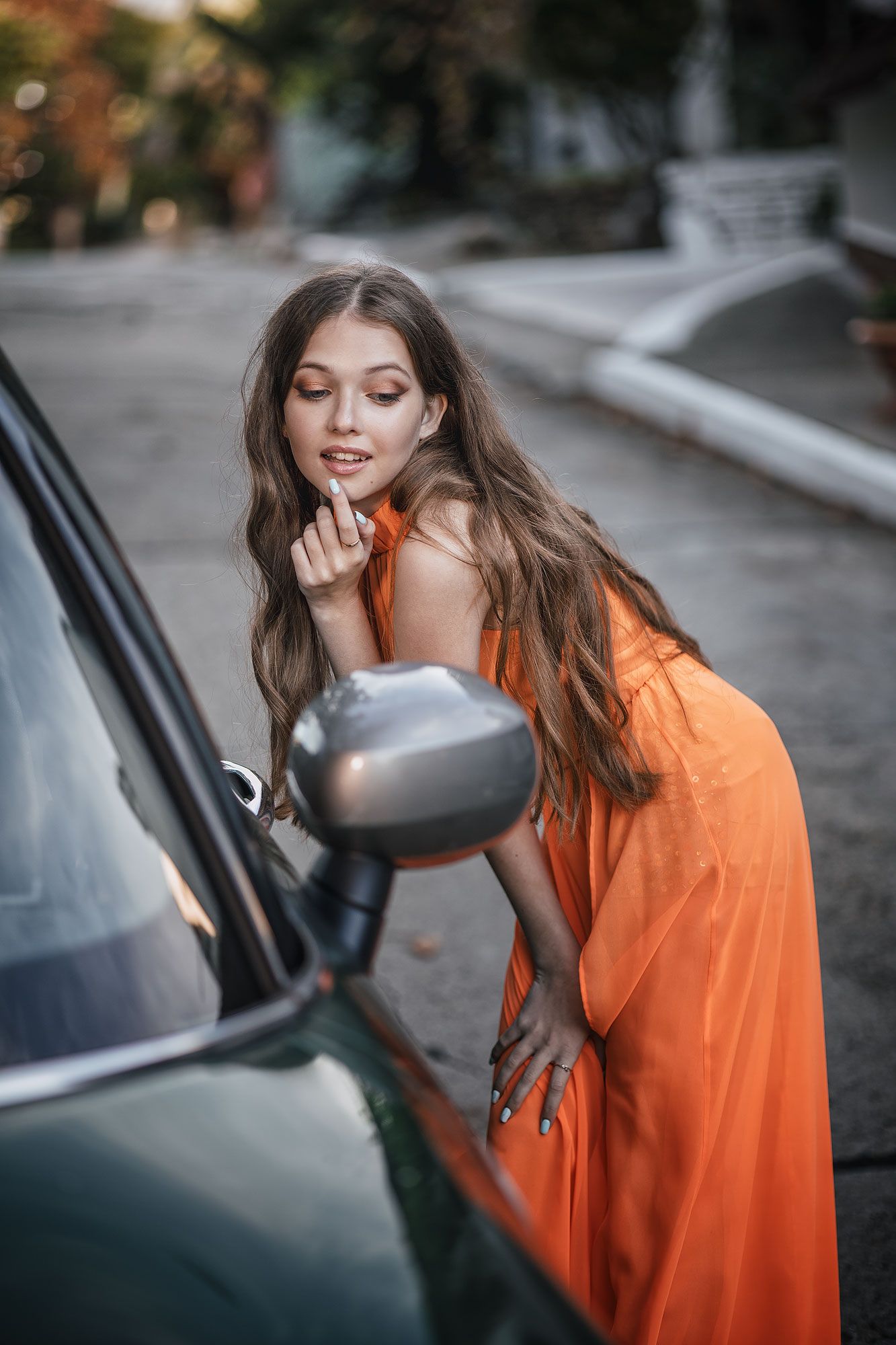 темноволосая девушка лето оранжевый комбинезон солнце машина, Ирина Мухина