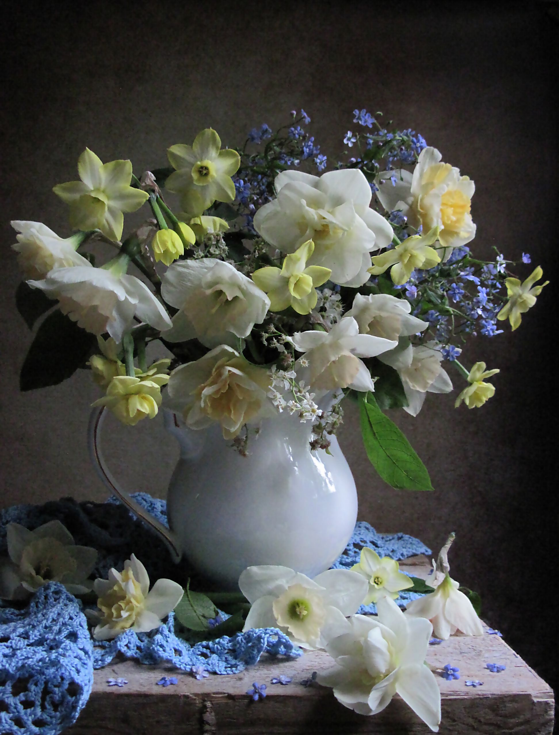 цветы, букет, нврциссы, незабудки, кувшин, салфетка, Наталия Тихомирова