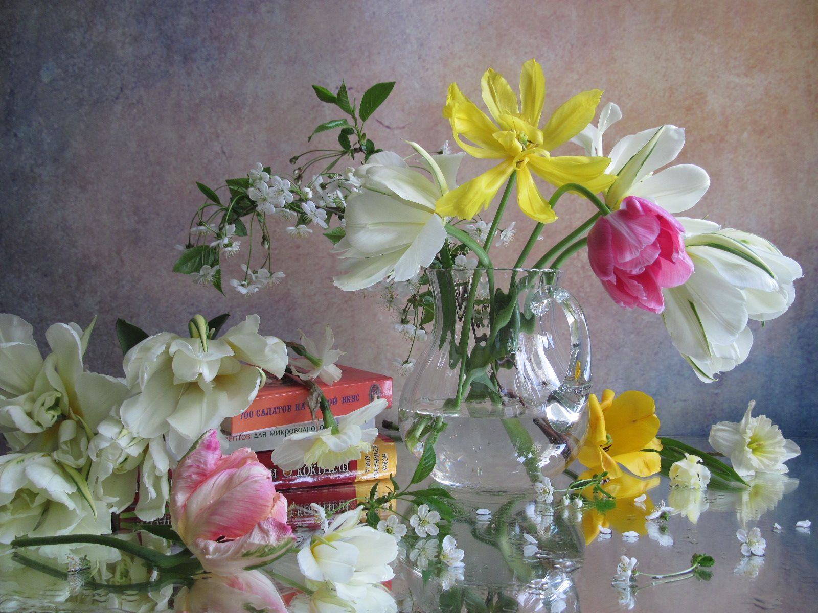 цветы, букет, тюльпаны, нарциссы, вишня, кувшин, книги, Наталия Тихомирова
