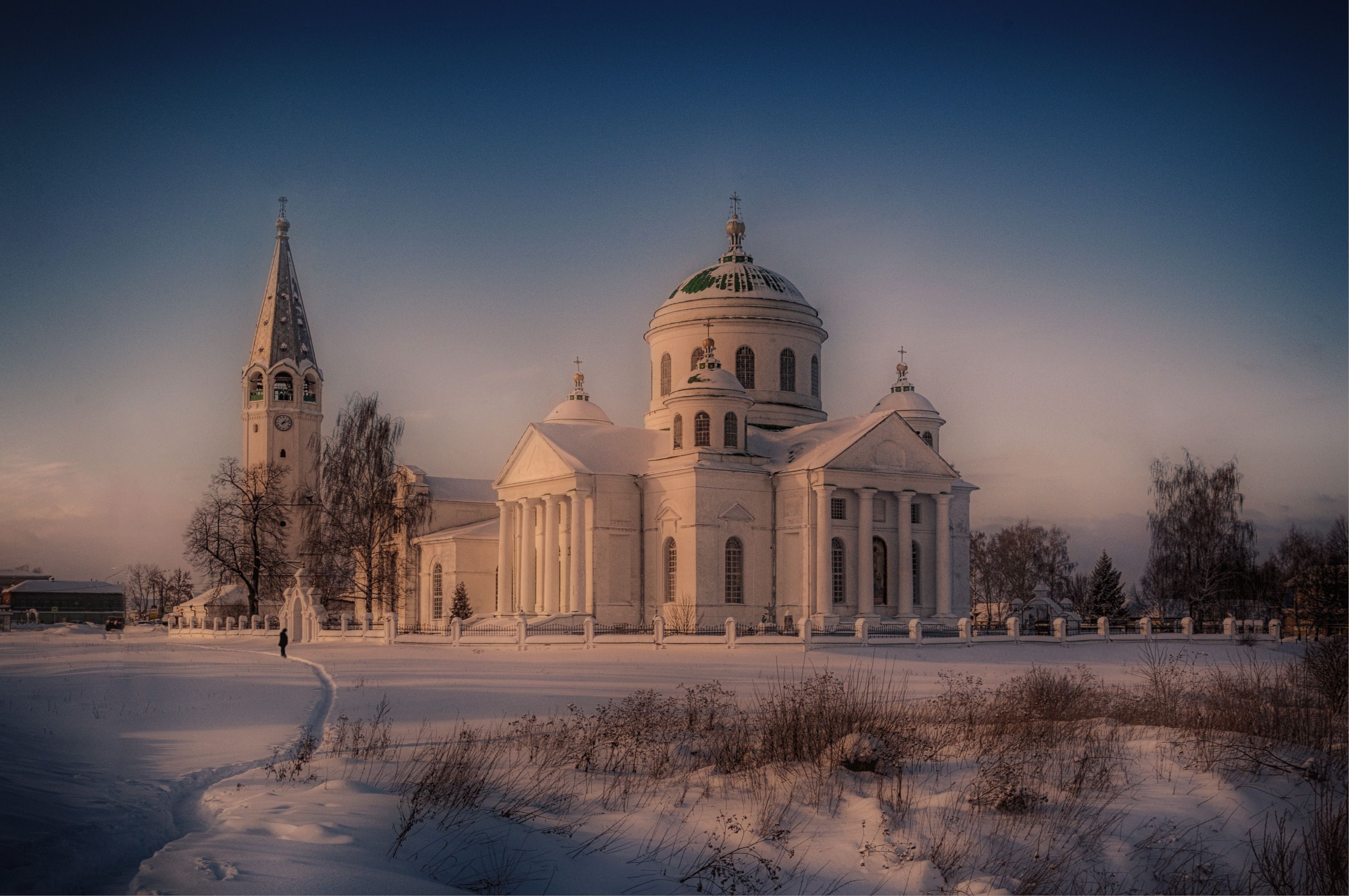 церковь колокольня снег тропинка человек, Вера Петри