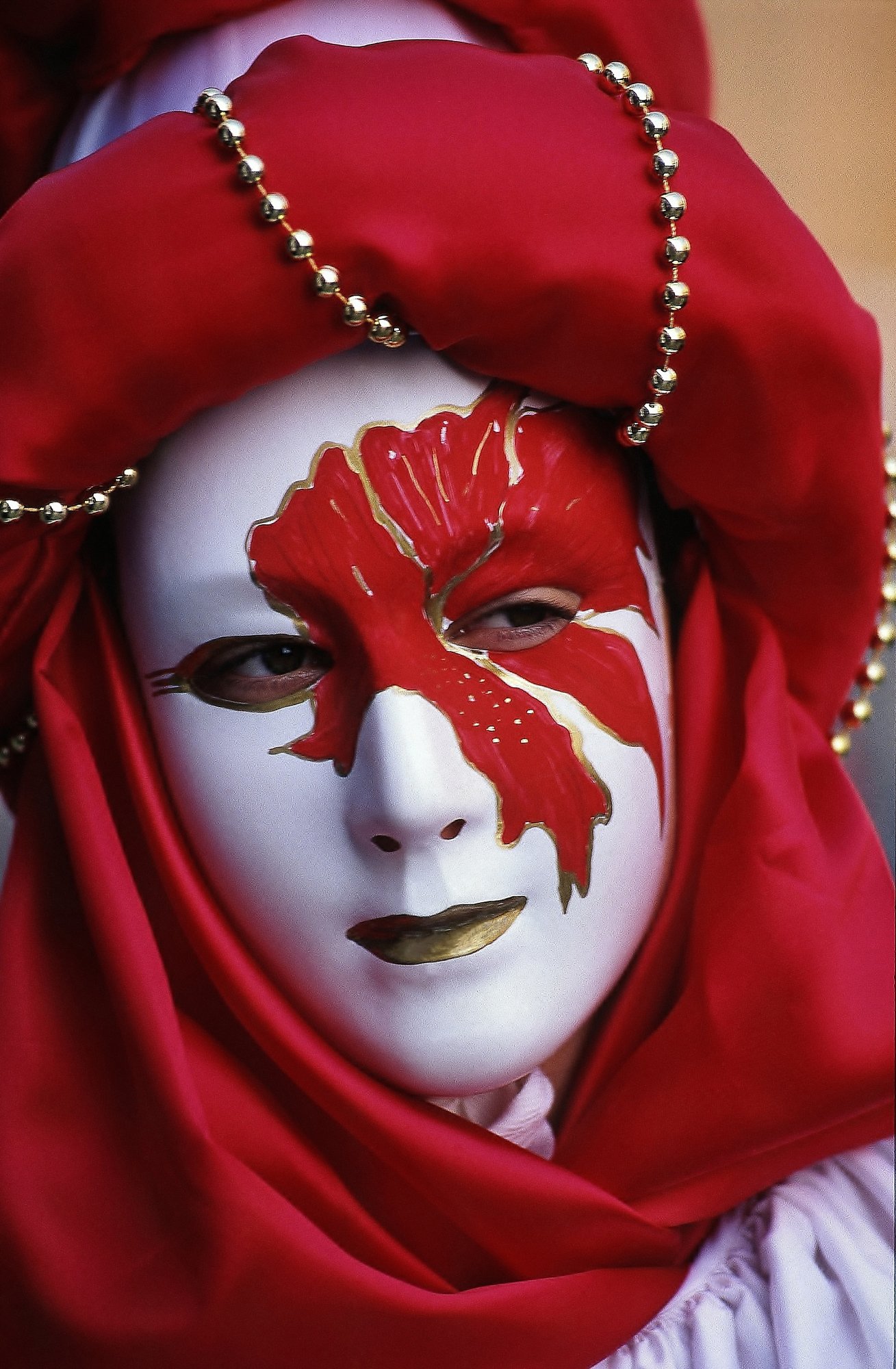 maschera,carnevale,rosso,bianco, perle,occhi,oro, paologr63