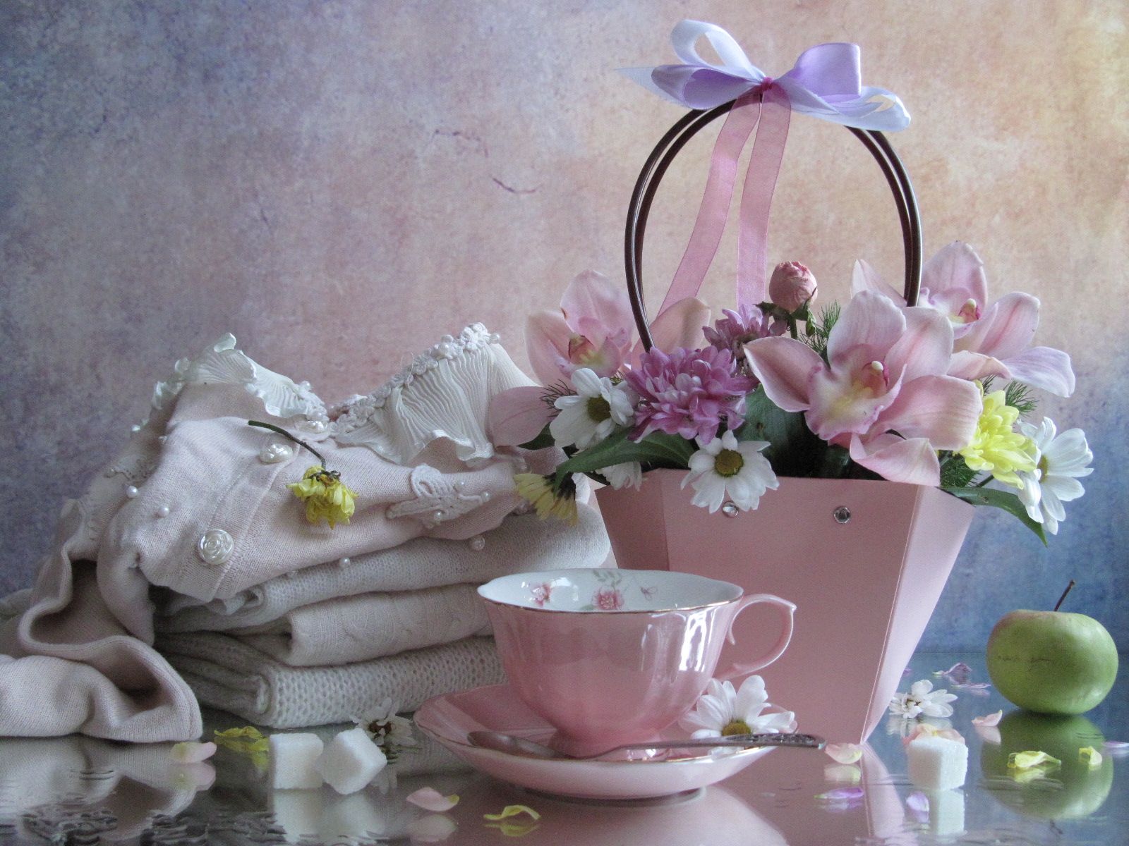 цветы, букет, орхидеи, хризантемы, яблоко,  корзинка, чайная пара, трикотаж , Наталия Тихомирова
