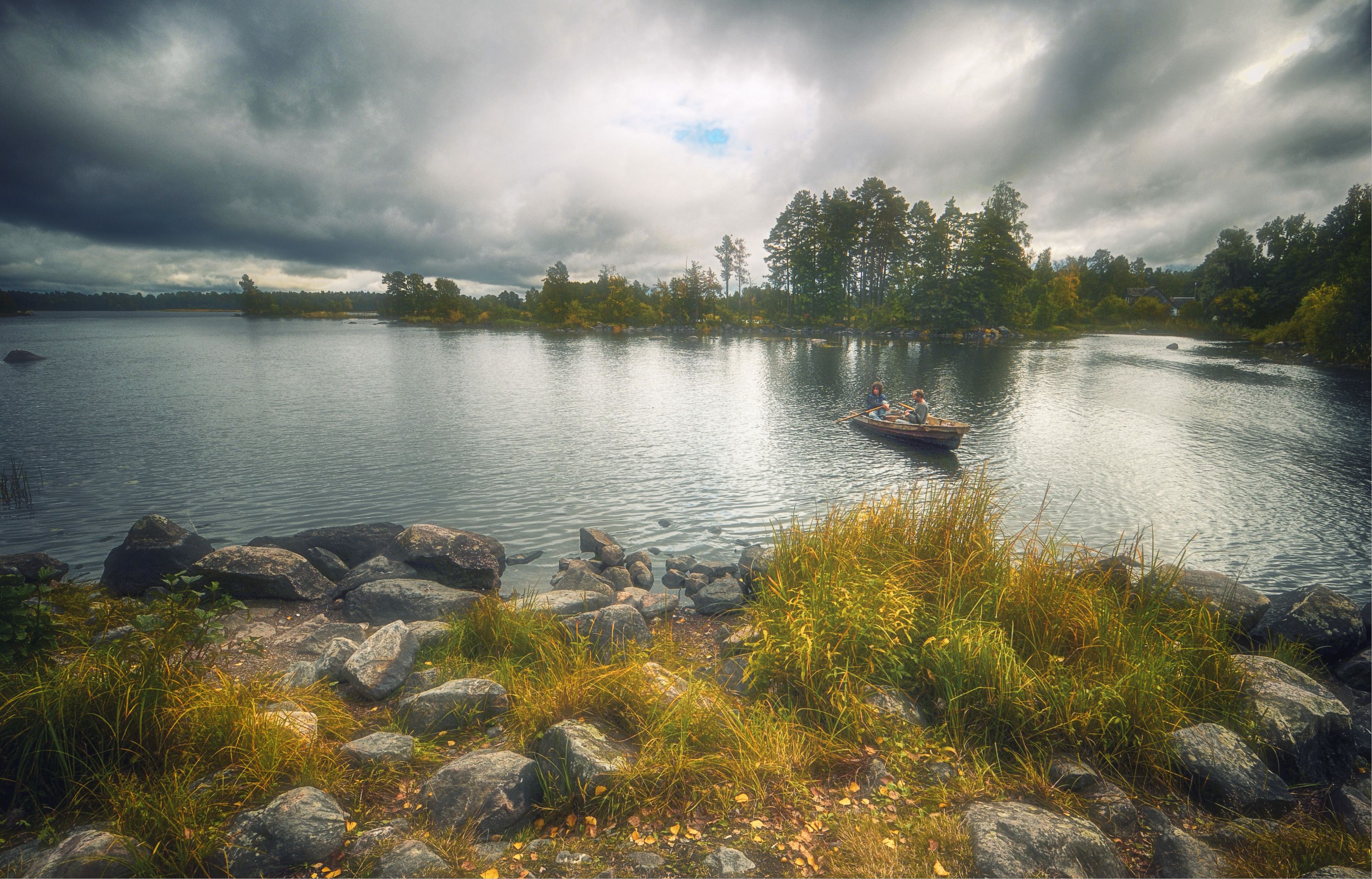 озеро лодка рыбаки камни облака, Вера Петри