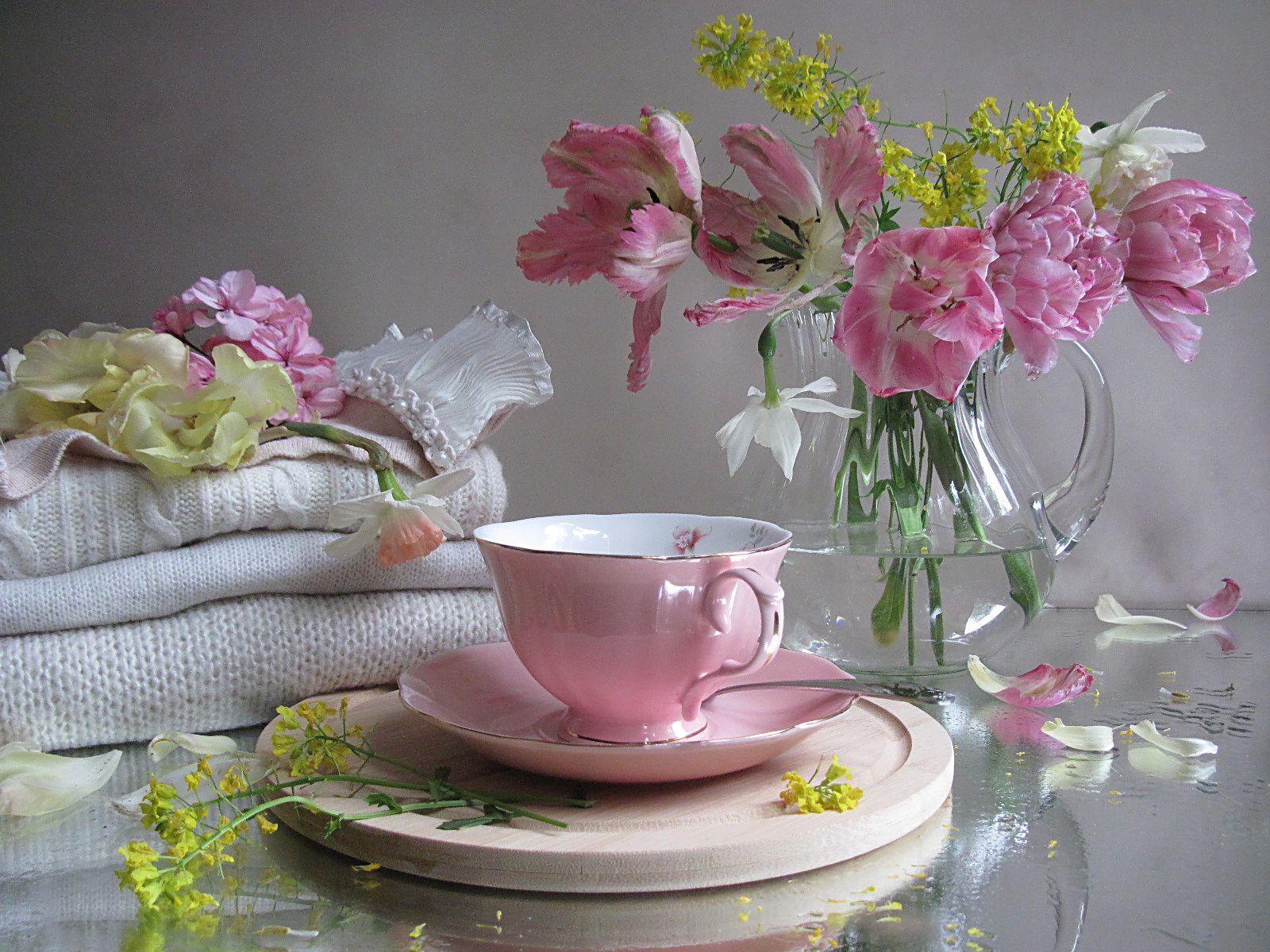 цветы, букет, тюльпаны, нарциссы, чайная пара, кухонная доска, кувшин, трикотаж, Наталия Тихомирова