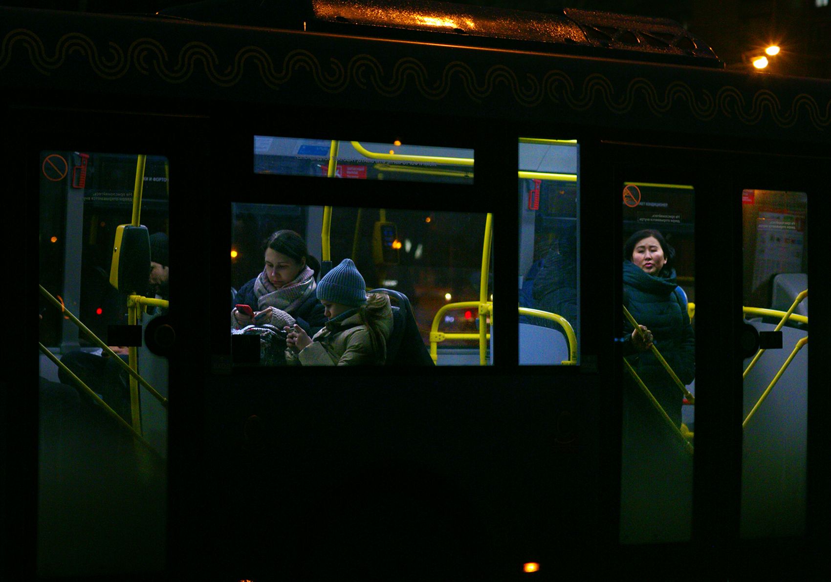 Вечерний город, автобус, пассажиры, уличное фото, Vera Trandina