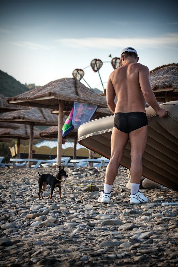 пляж собака человек верёвка камень, Александр Авилов