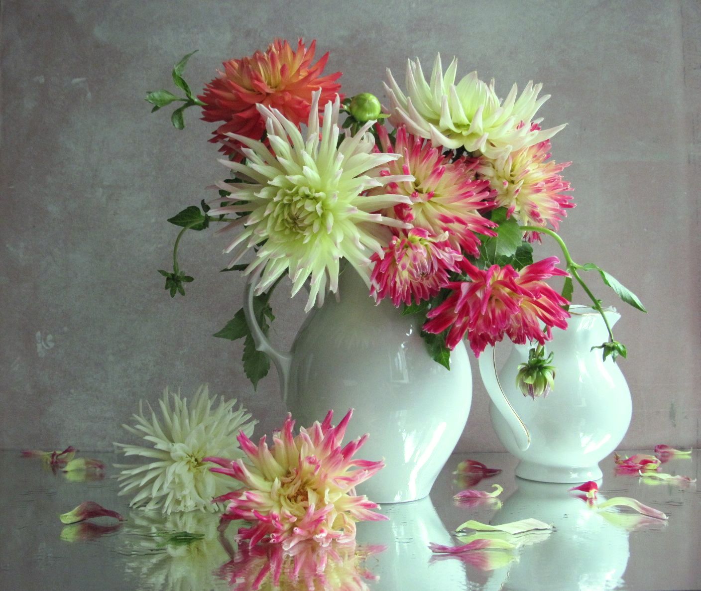 цветы, букет, игольчатые георгины, кувшины, фарфор, Наталия Тихомирова