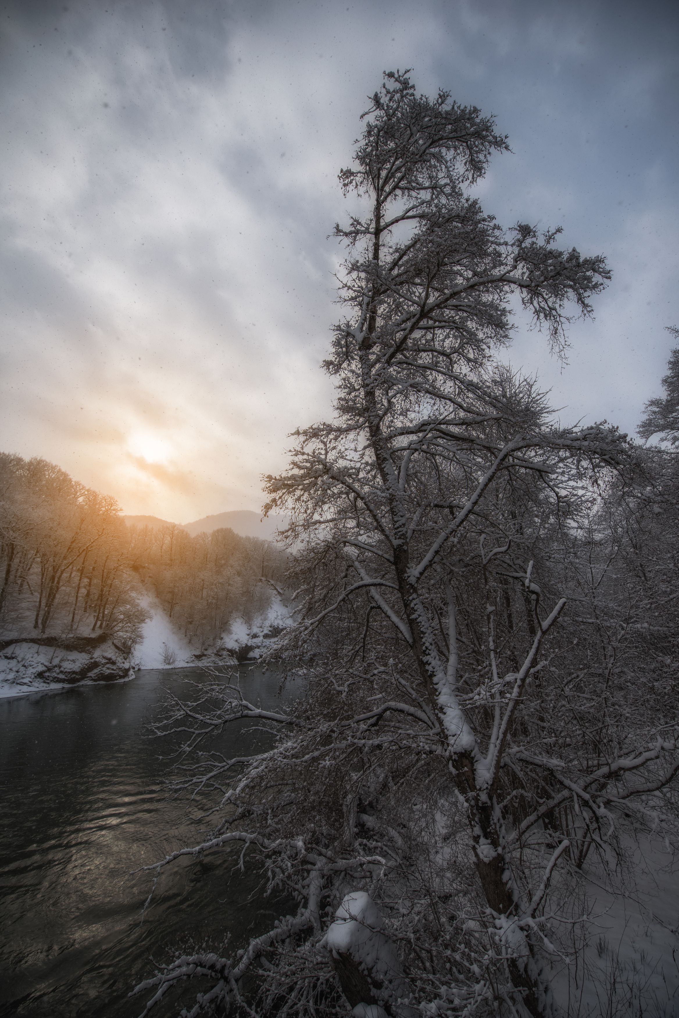 зима, снег, солнце, облака, пейзаж, дерево, река, Дмитрий Величко