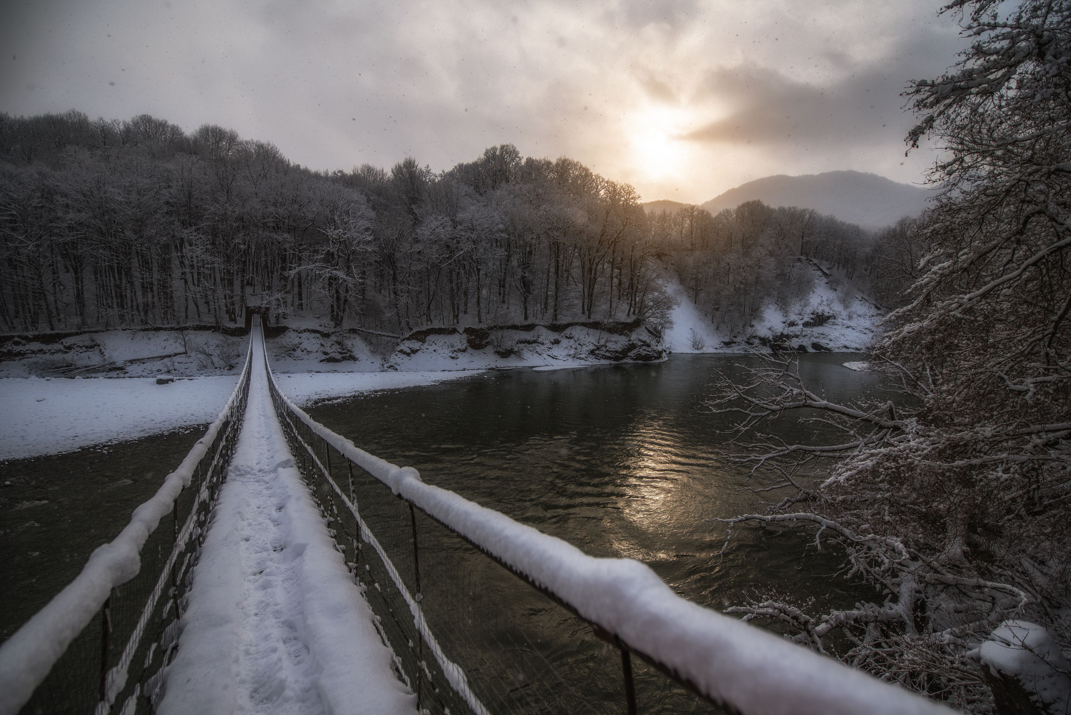 зима, снег, мост, подвесной, солнце, облака, пейзаж, река, Дмитрий Величко