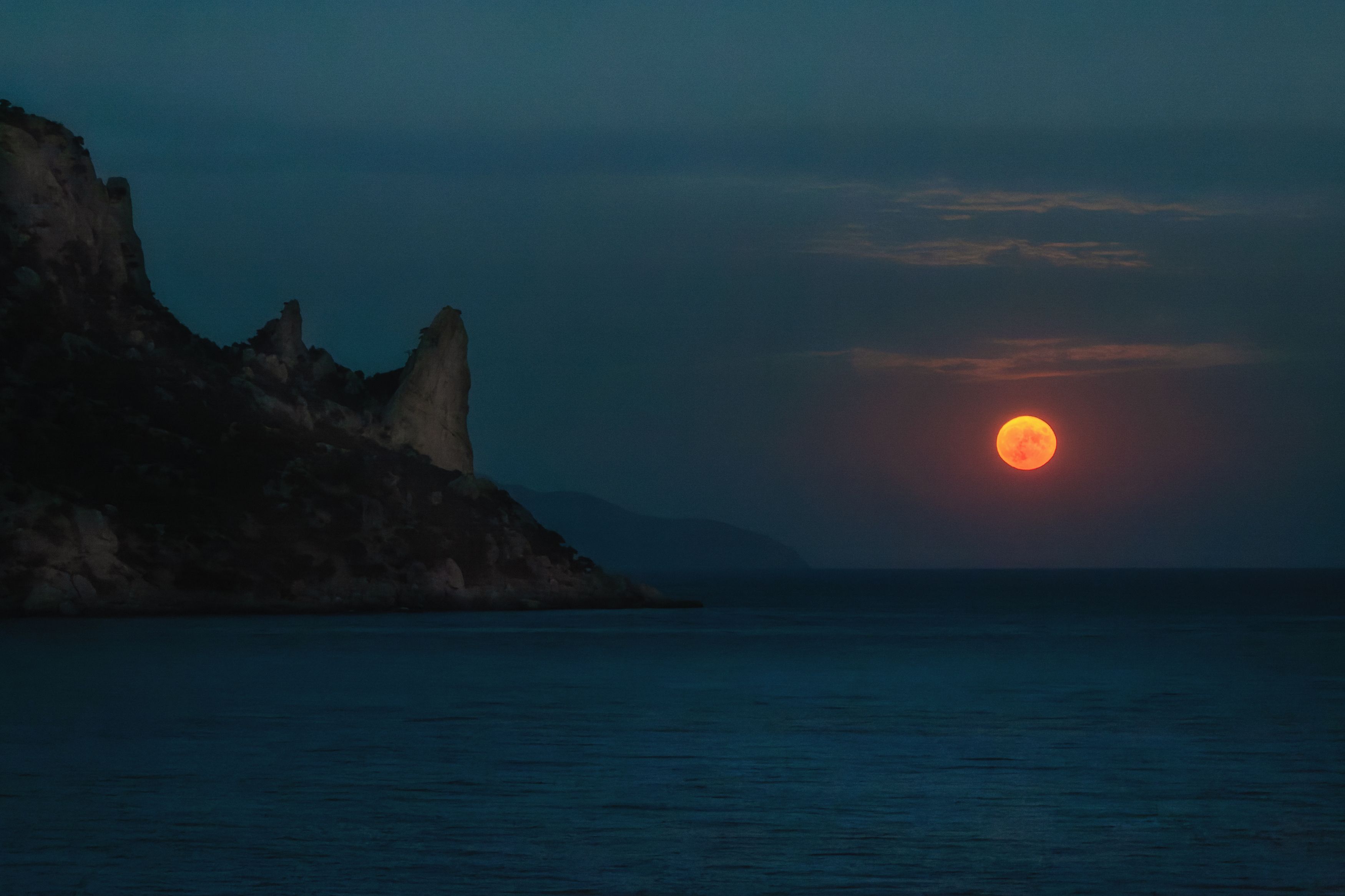 море ночь луна скалы горы штиль, Светлана Холодняк