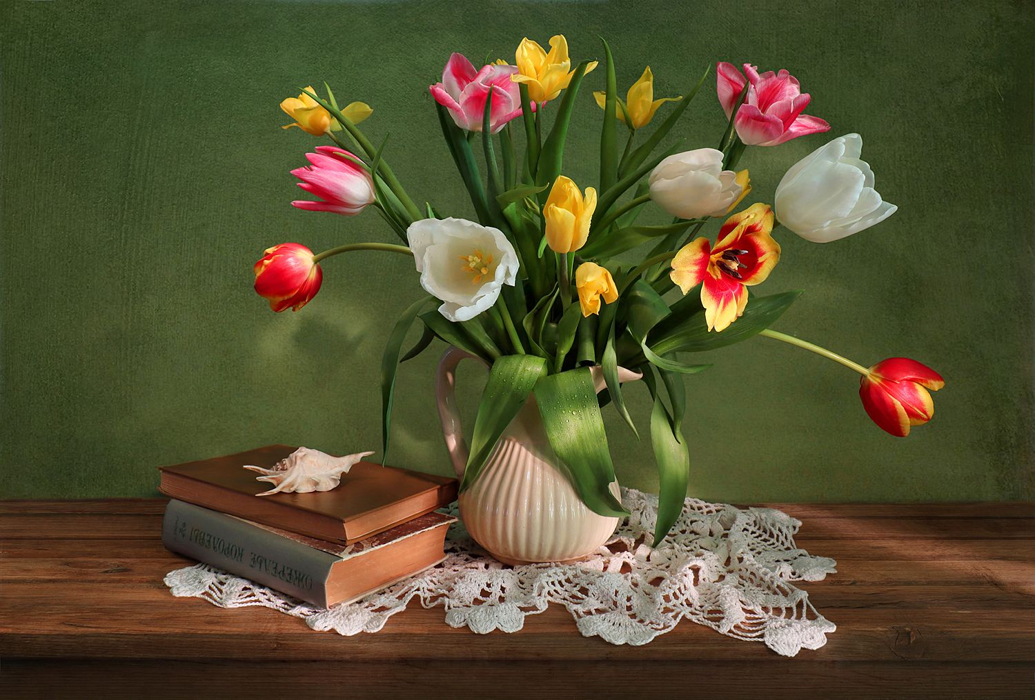 натюрморт,весна,тюльпаны,книги,ваза,ракушка, Алла Шевченко