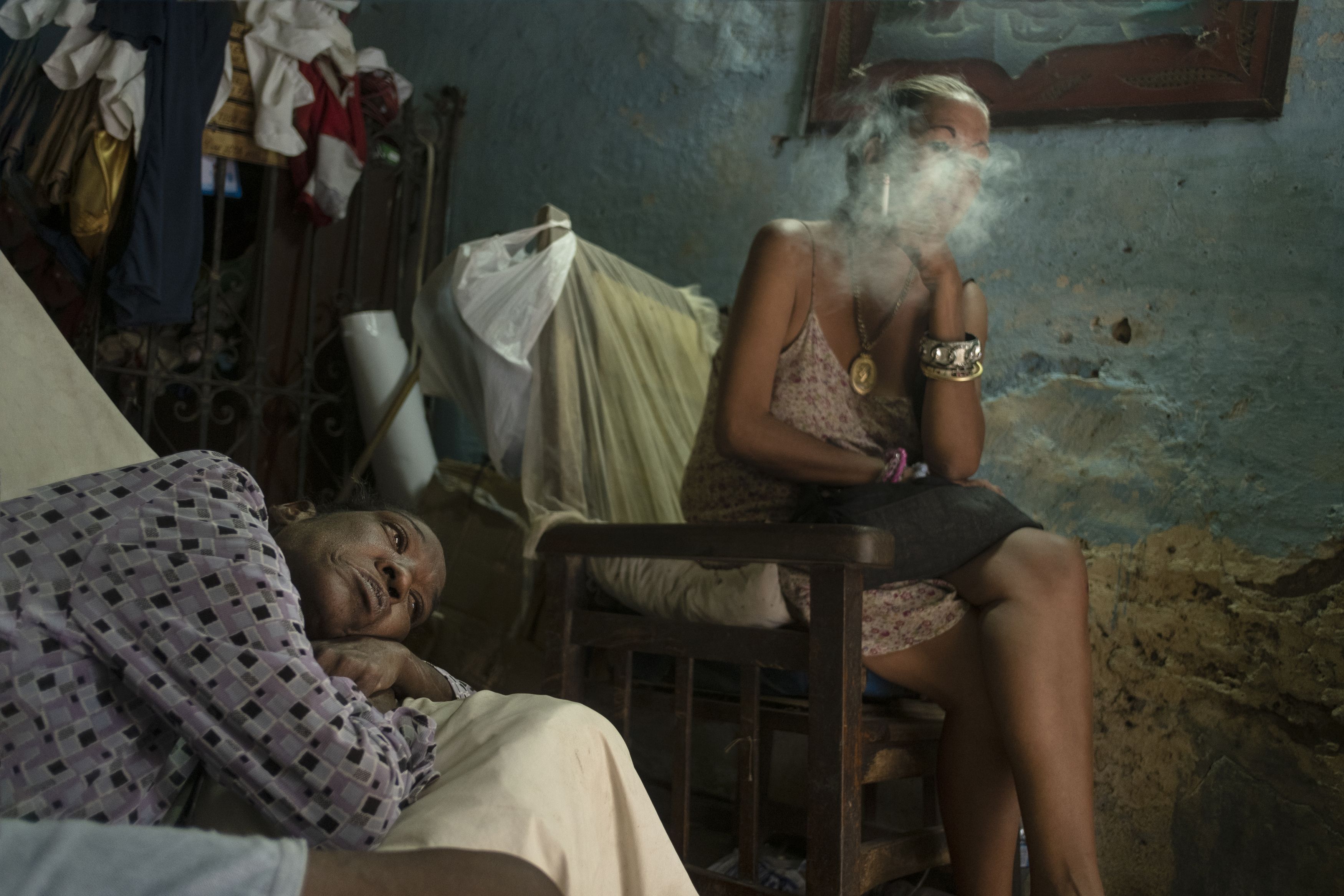 Sister,  sisters, women, woman,  smoke,  smoking,  Cuba , Orna Naor