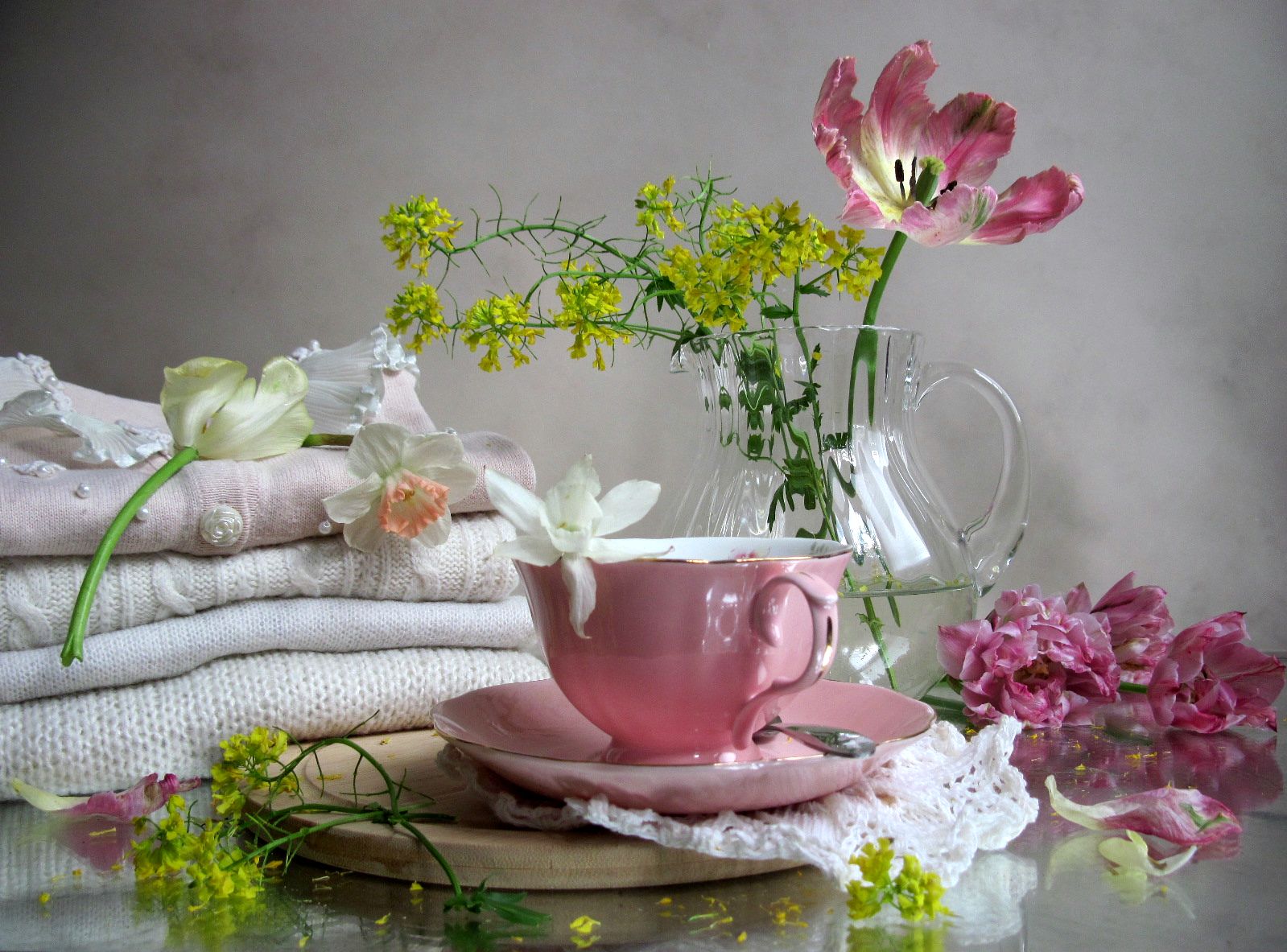 цветы, букет, тюльпаны, нарциссы, кувшин, чайная пара, кухонная доска, салфетка, трикотаж, Наталия Тихомирова