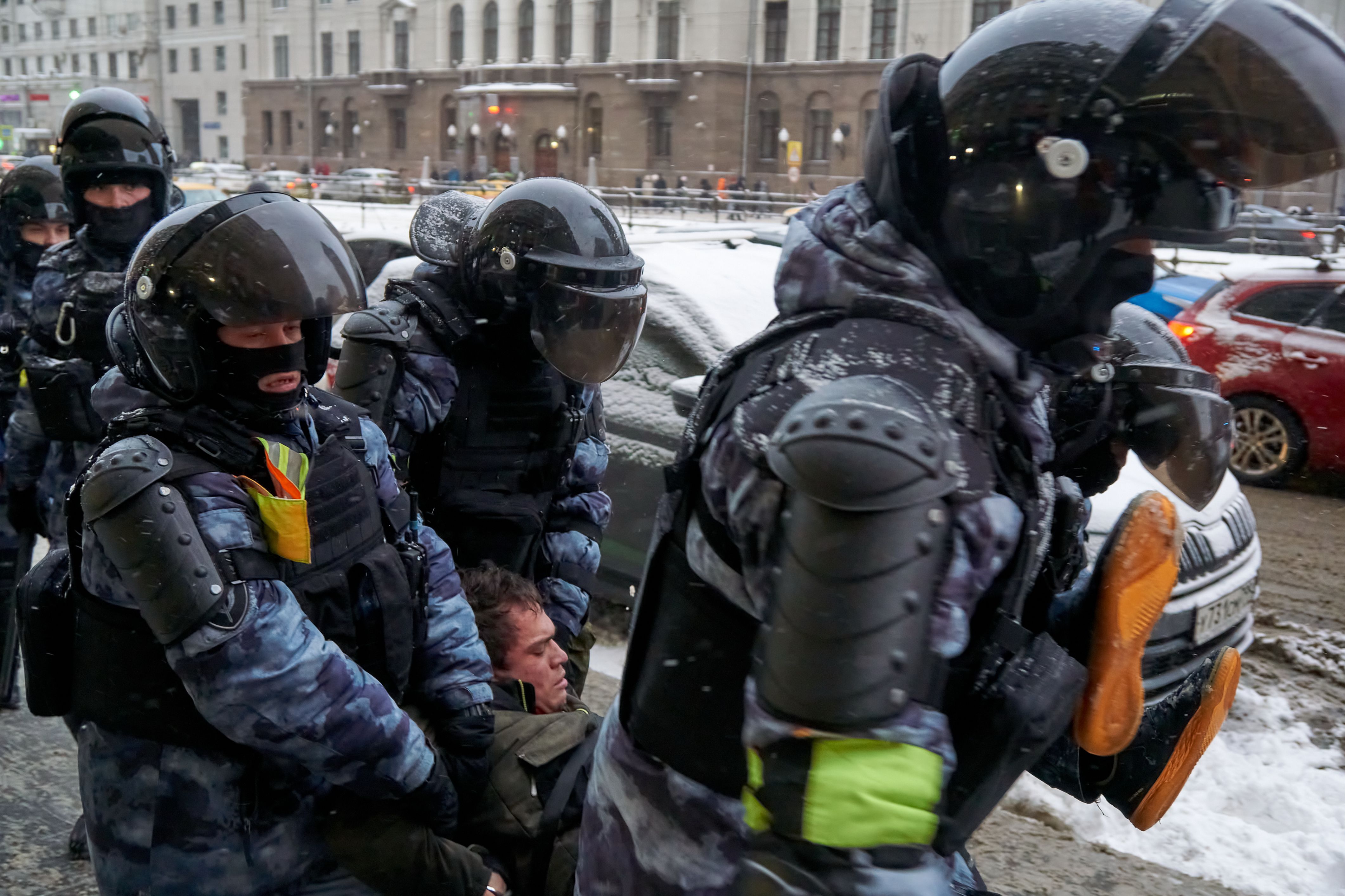 human delivery, national guard, police, demonstration, detained, opposition, politician, Navalny, rally, protest, confrontation, street, Siergiejevicz Mihail