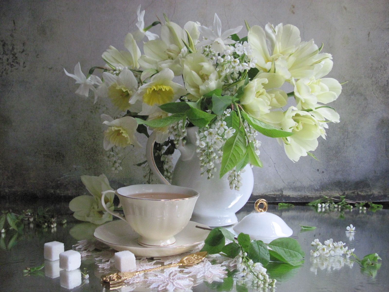 цветы, букет, тюльпаны, нарциссы, ветки, вишня, кувшин, чайная пара, ложка, салфетка, сахар  , Наталия Тихомирова