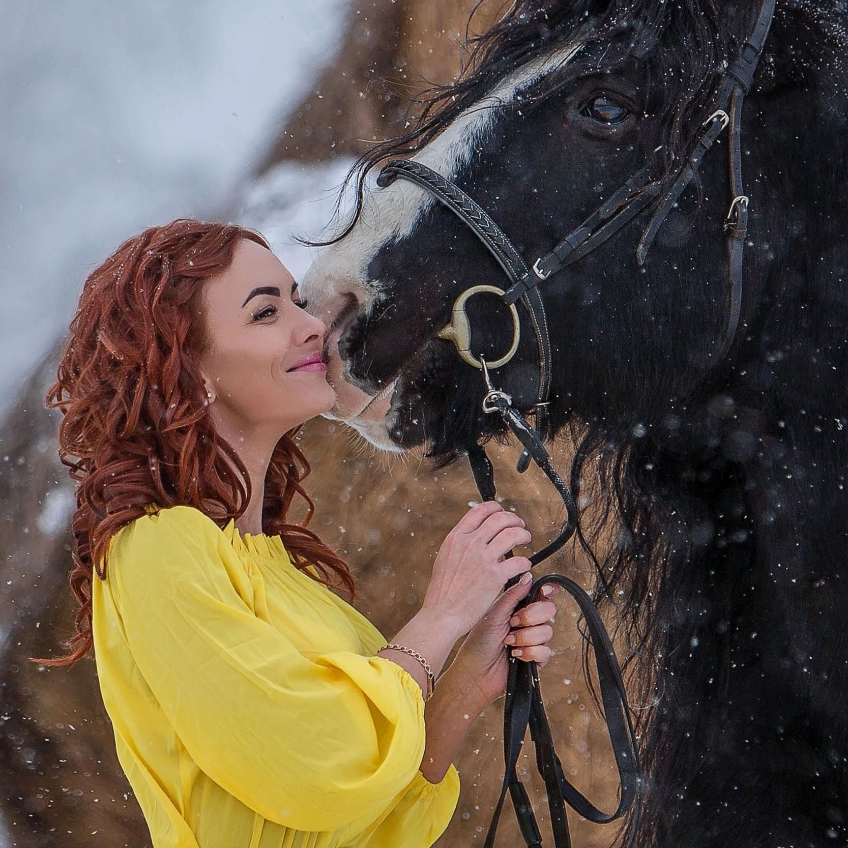 Девушка фотосессия с лошадью тяжеловоз пурга сказка в желтом платье рыжая , Любовь Похабова