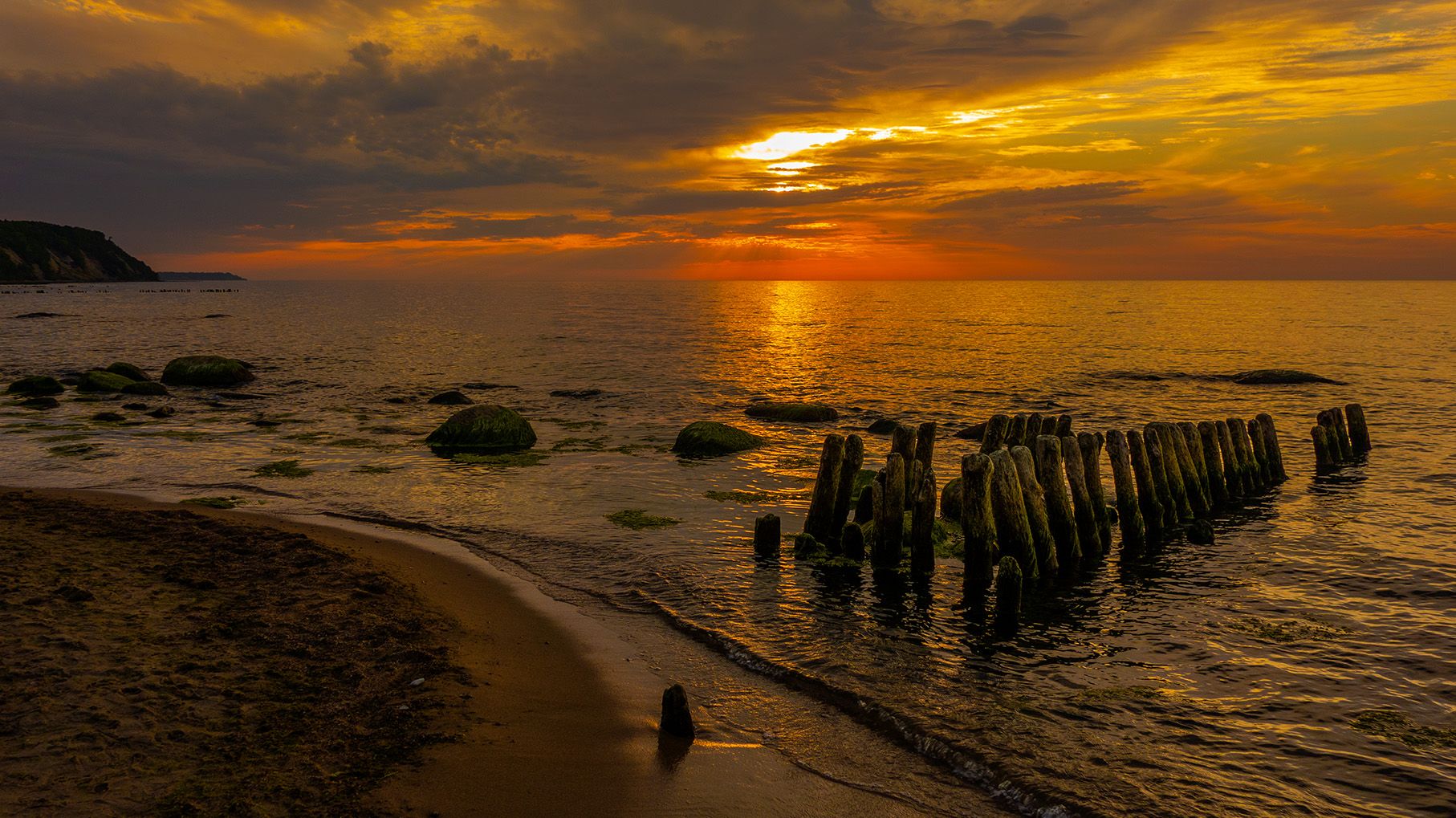 Янтарный берег Волнорез Пляж Песок камни море Балтика, Борис Никитин