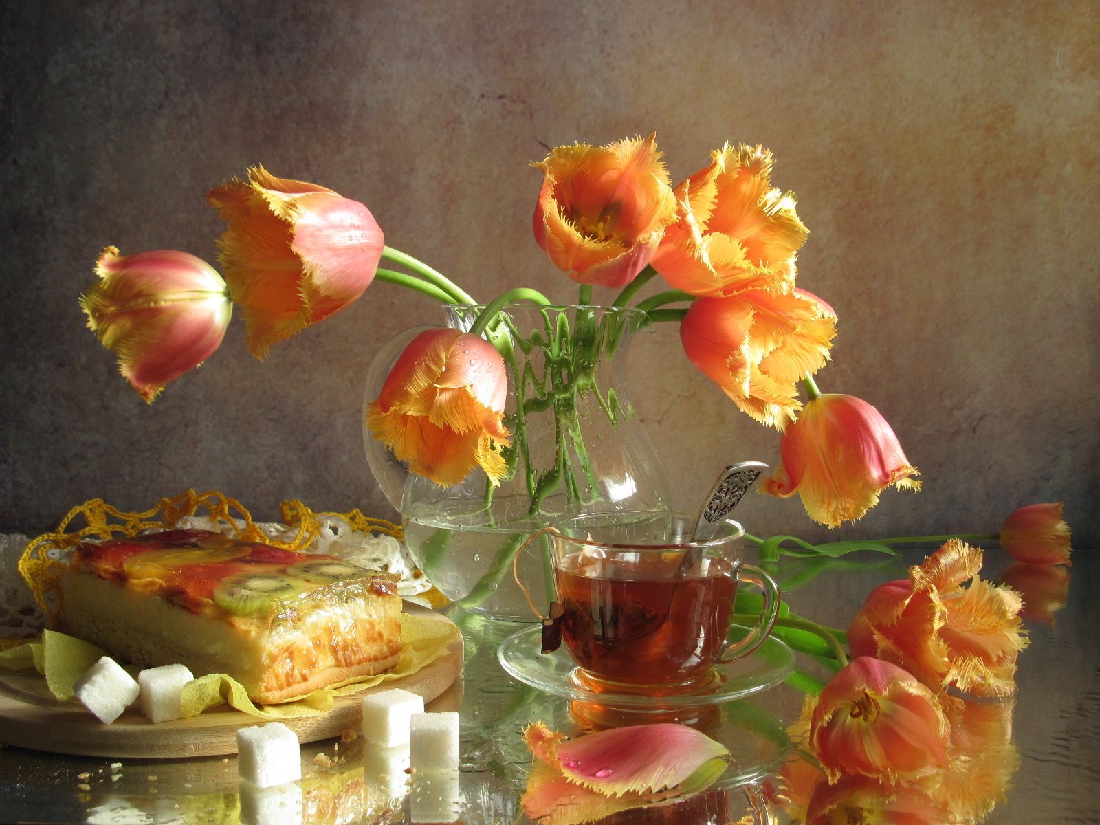 цветы, букет, тюльпаны, черный чай, чизкейк, сахар, кувшин, чайная пара, стекло, кухонная доска, , Наталия Тихомирова