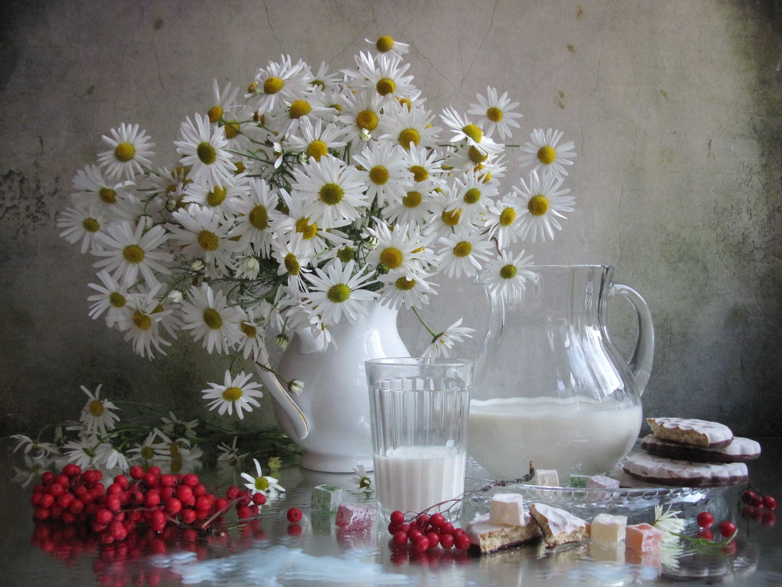 цветы, букет, ромашки, рябина, печенье, рахат-лукум, молоко, кувшин, стакан, Наталия Тихомирова