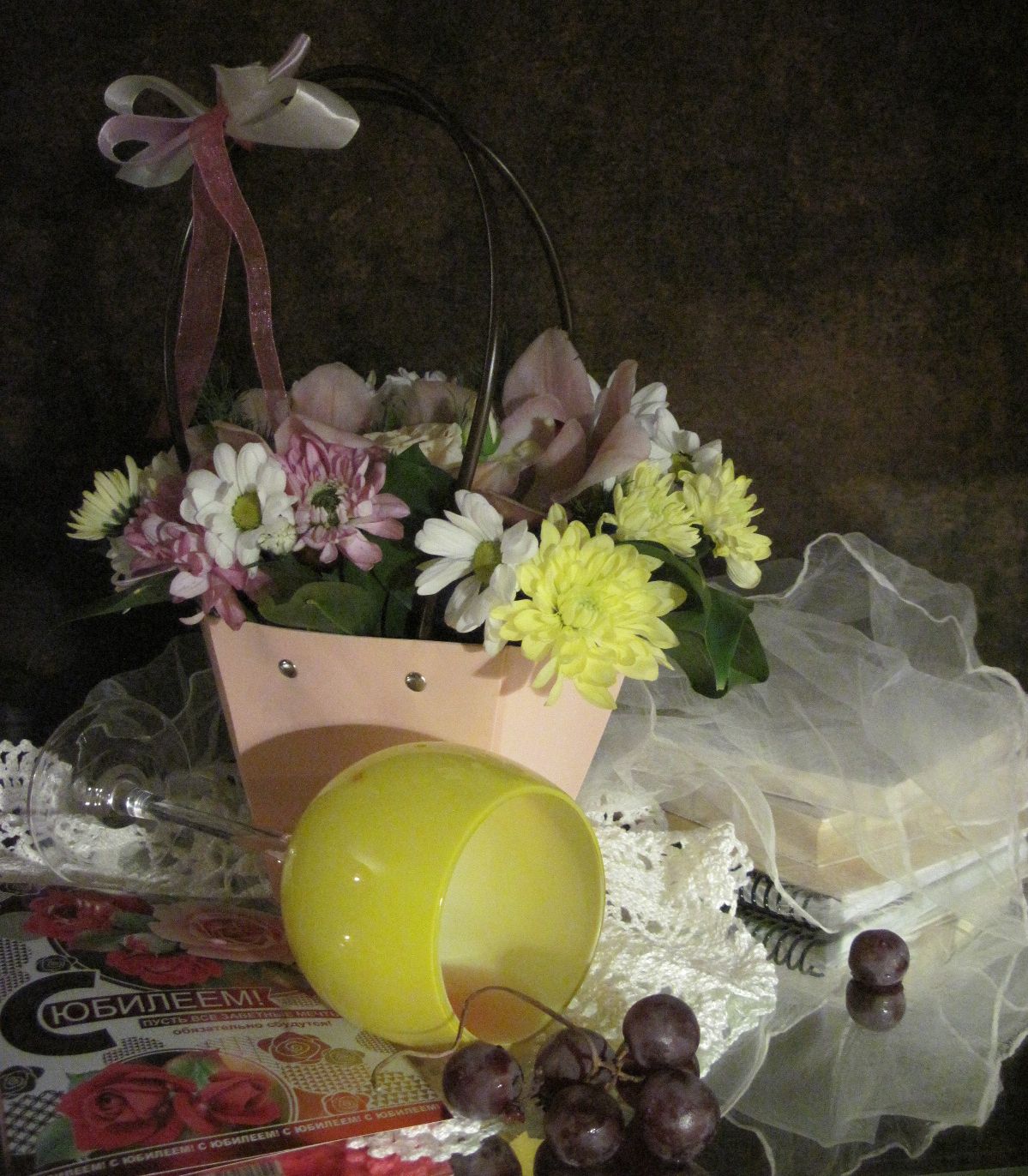 цветы, букет, хризантемы, орхидеи, виноград, бокал, книги, платок, салфетка, открытка, корзинка, Наталия Тихомирова