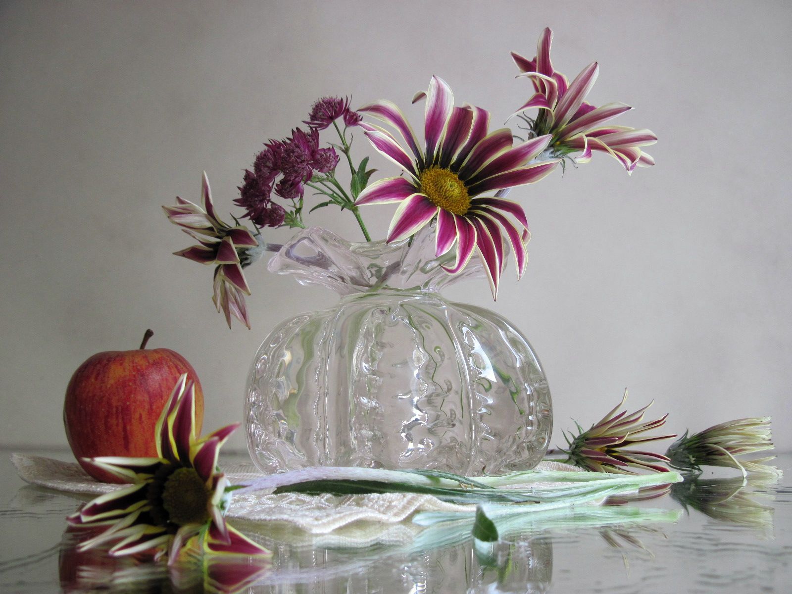 цветы, букет, газания, яблоко, ваза, салфетка, Наталия Тихомирова