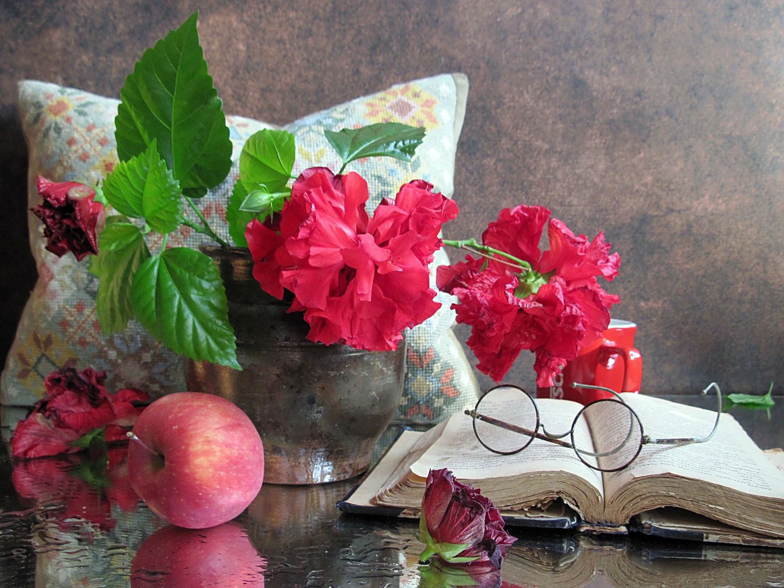 цветы, букет, гибискус.яблоко, подушка, книга, очки , Наталия Тихомирова