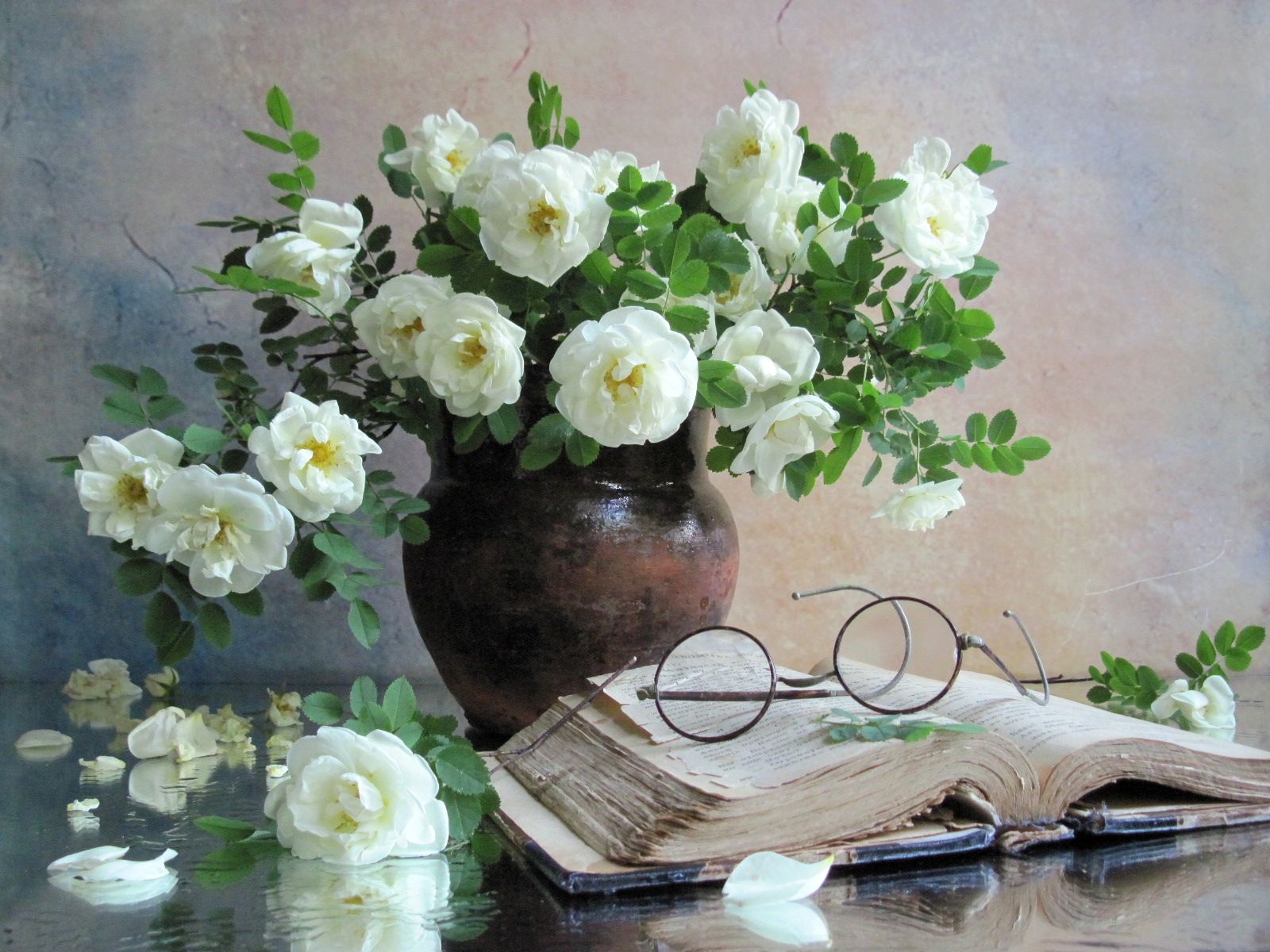 цветы, букет, розы, крынка, книга, очки, Наталия Тихомирова