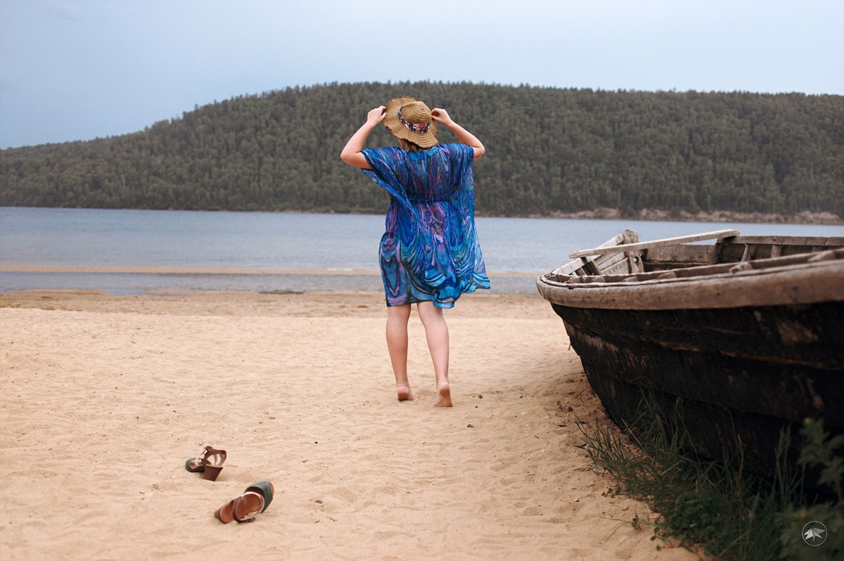 девушка, вода, песок, пляж, лодка, шляпа, шляпка, ножки, природа, Роман Золотой