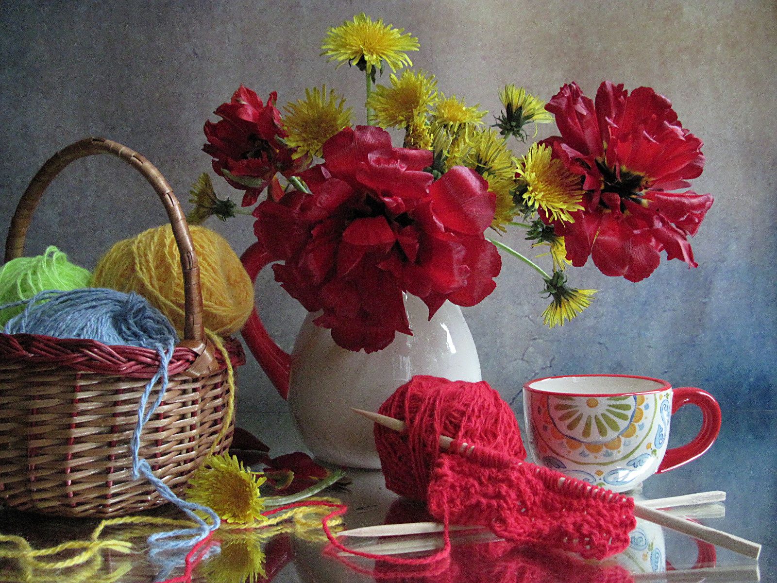 цветы, букет, одуванчики, тюльпаны, вязание, спицы, пряжа, корзинка, кувшин, кружка, Наталия Тихомирова