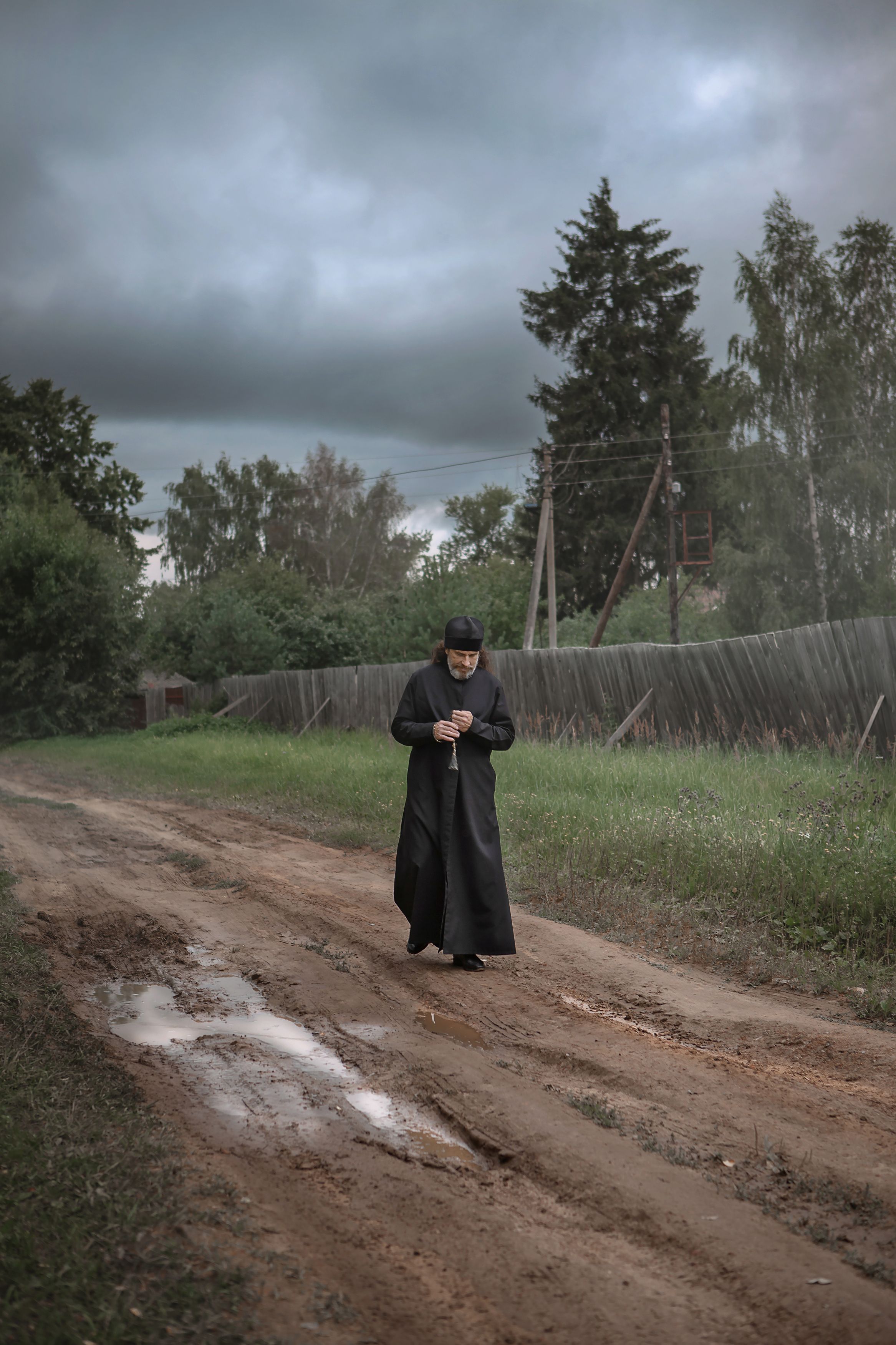 мужчина  дорога священник храм молитва вера бог  книга история фотография, Шепелева Татьяна